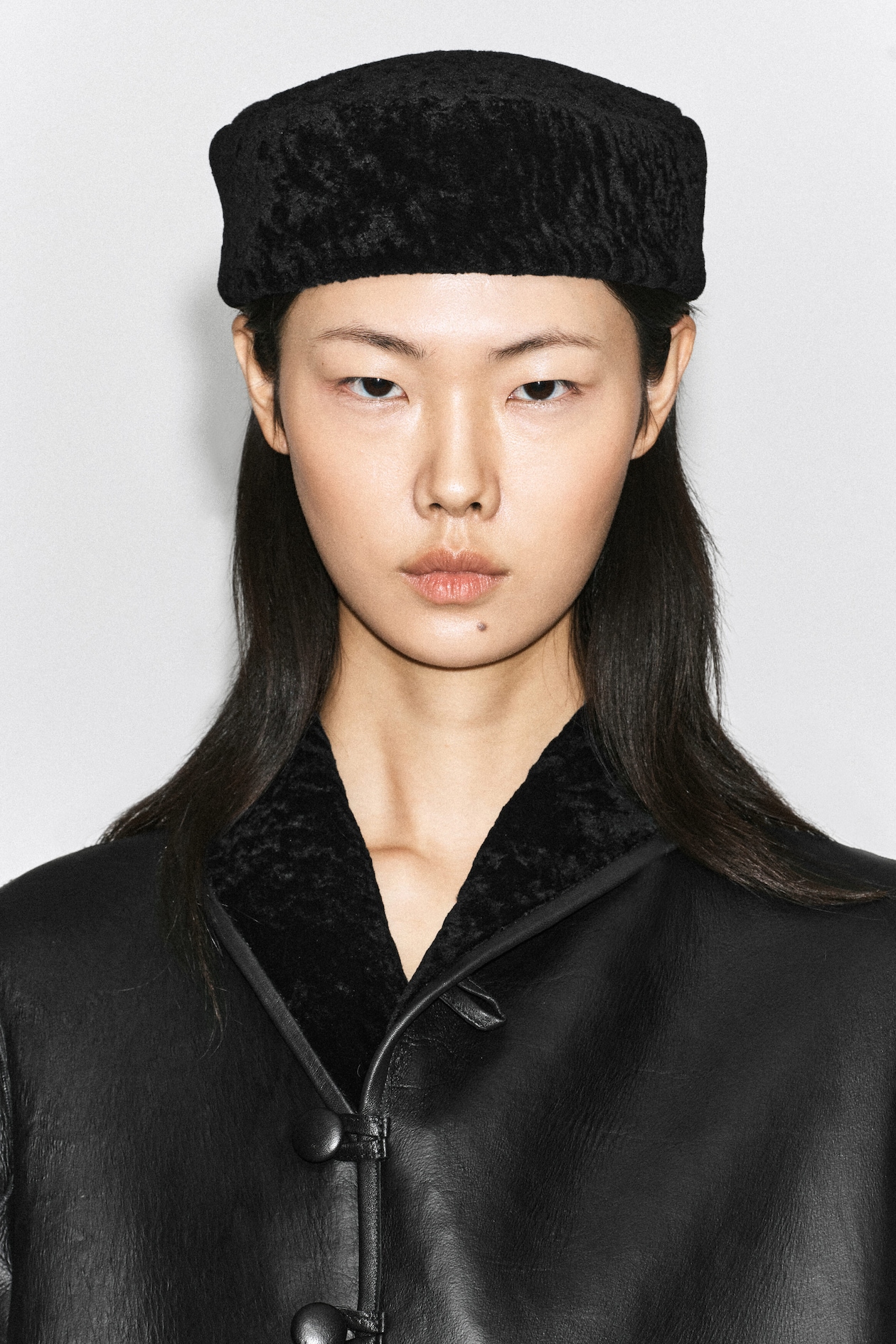 SHEARLING PILLBOX HAT — BLACK
