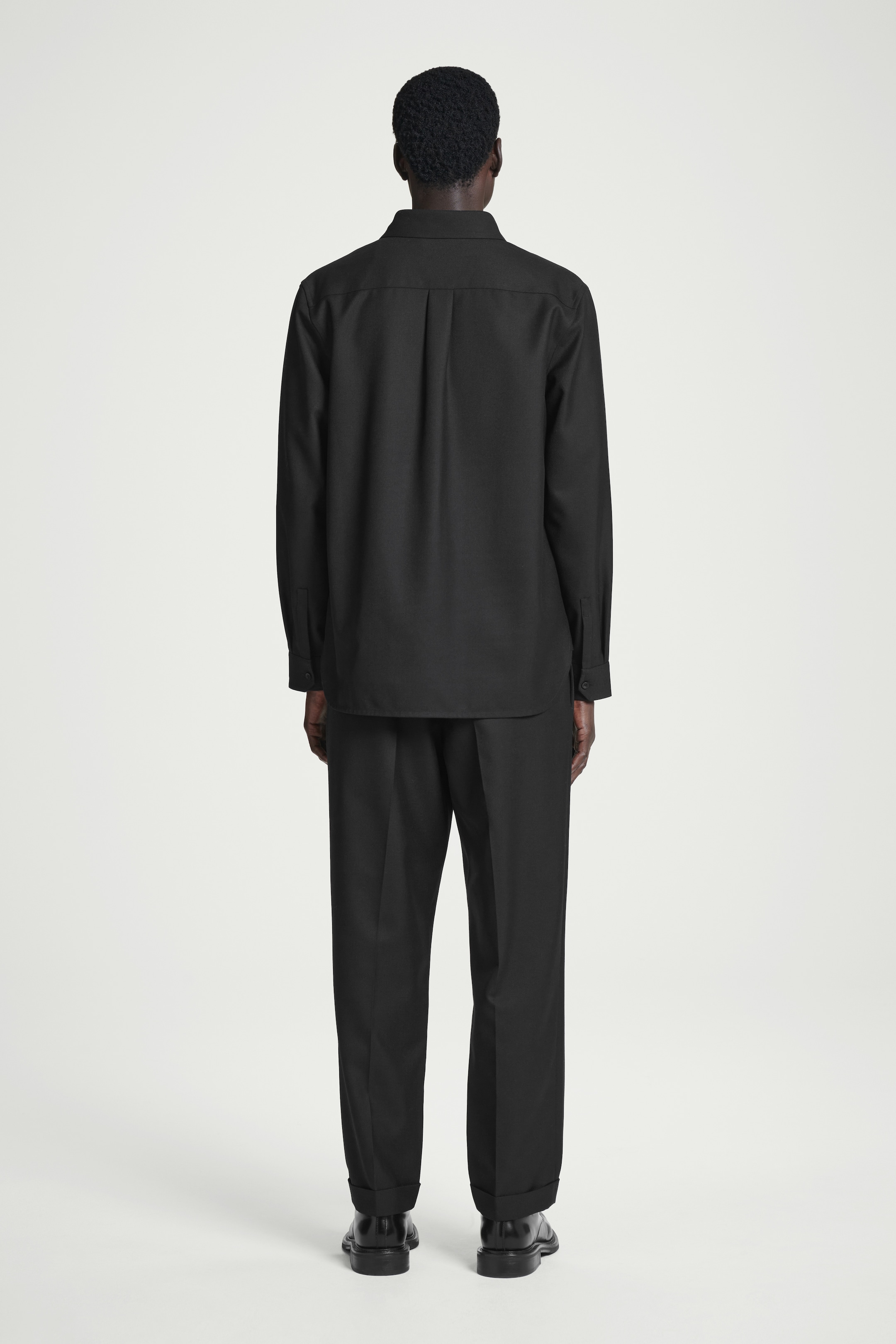Visa större bild: AVSLAPPNAD UTILITY-SKJORTA I ULLBLANDNING - SVART - HERR | H&M SE 5