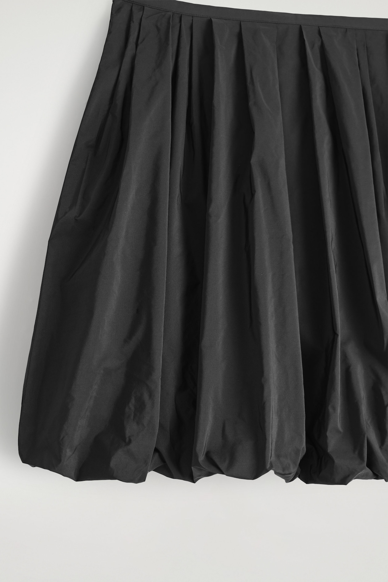 BUBBLE-HEM MINI SKIRT — BLACK