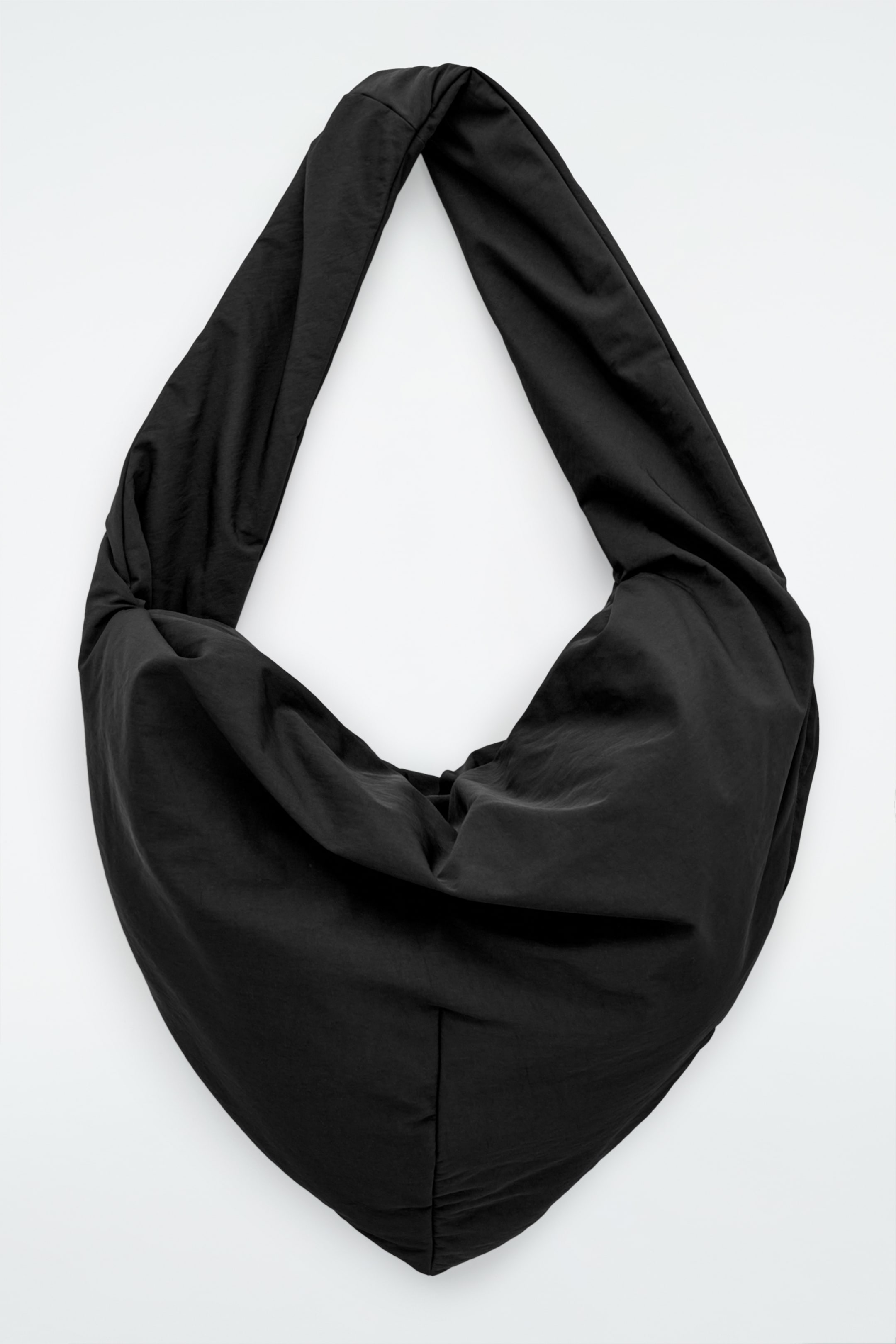 Größeres Bild anzeigen: KITE OVERSIZED-SCHULTERTASCHE AUS NYLON - SCHWARZ - Ladies | H&M AT 1