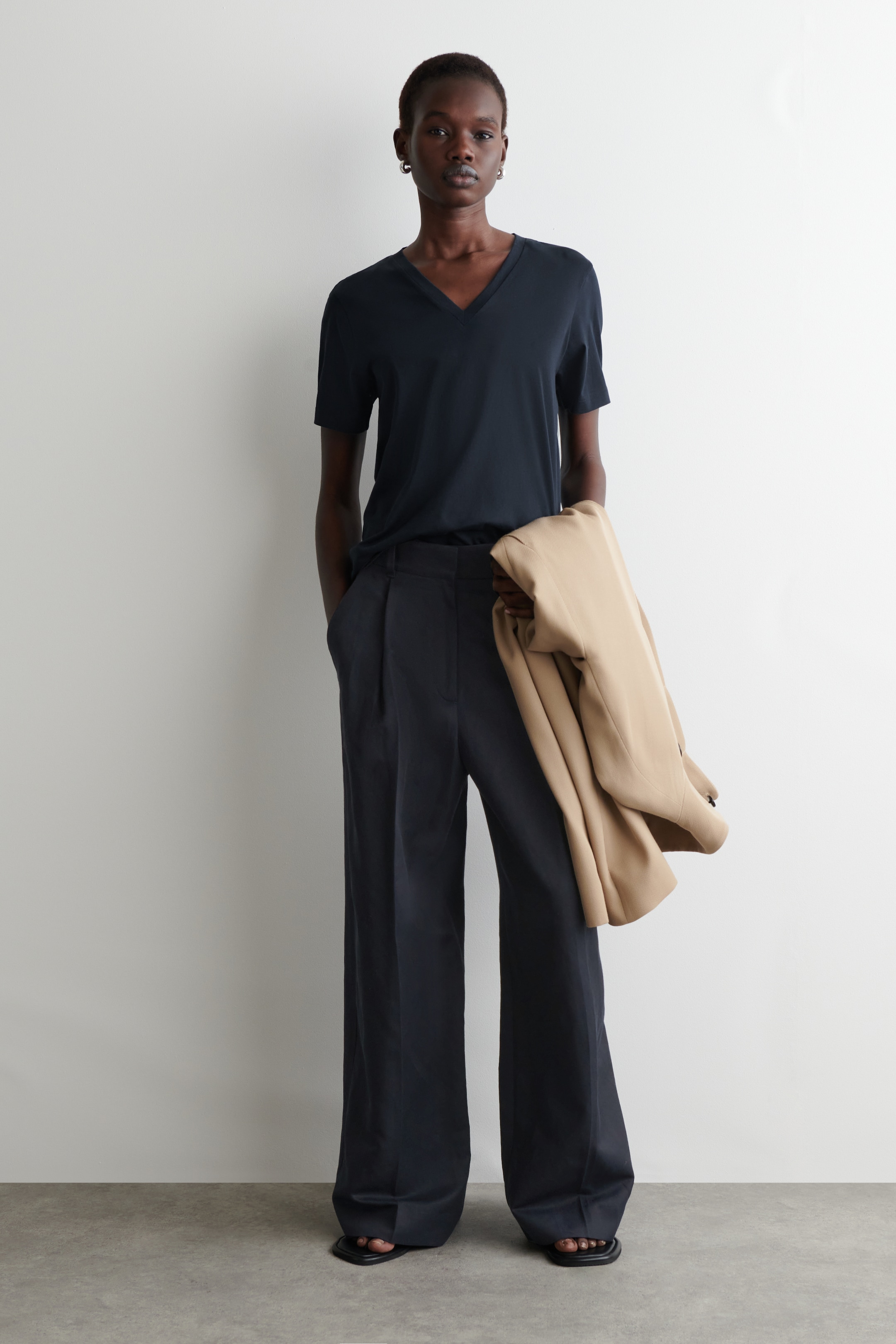 Visualizza immagine più grande: T-SHIRT IN COTONE CON SCOLLO A V - BLU NAVY - DONNA | H&M IT 2