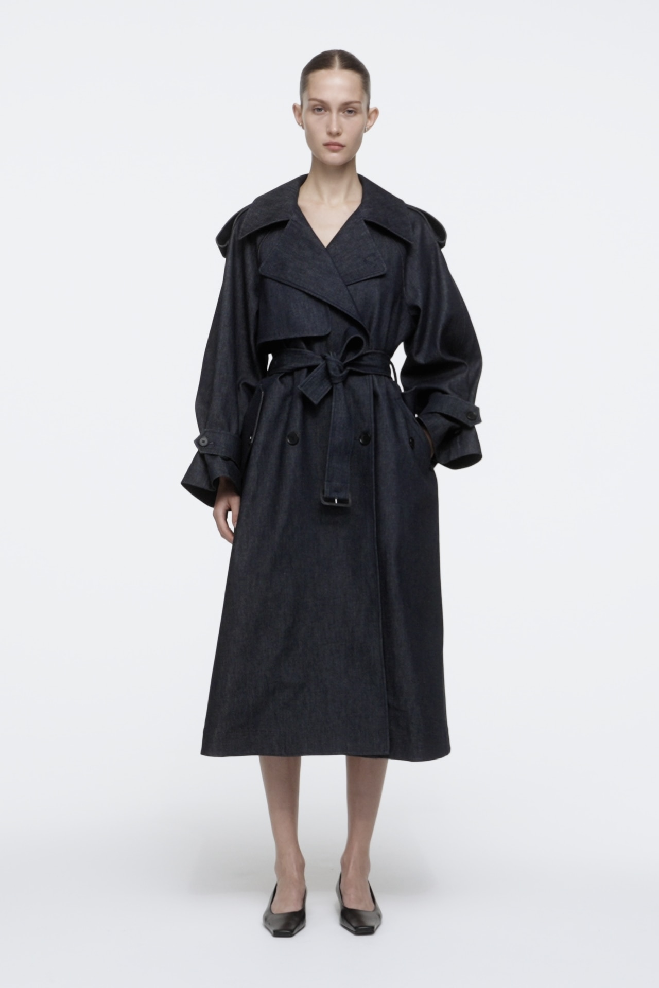 ☆One Pocket Oversized Trench Coat/KIMHEKIM☆ OVERSIZED DENIM TRENCH COAT - INDIGO | COS