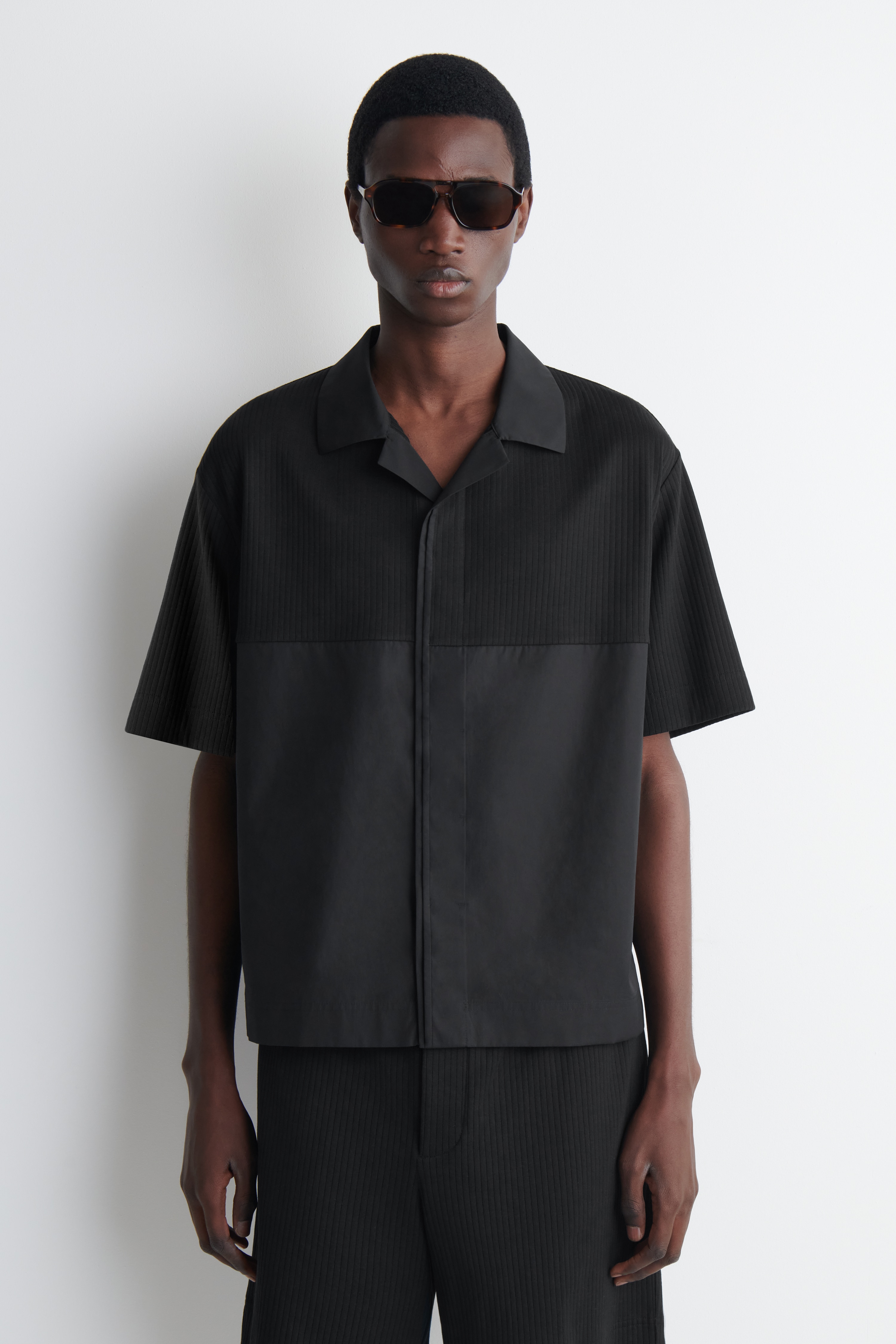 Camisa de corte amplo com painéis contrastantes - PRETO