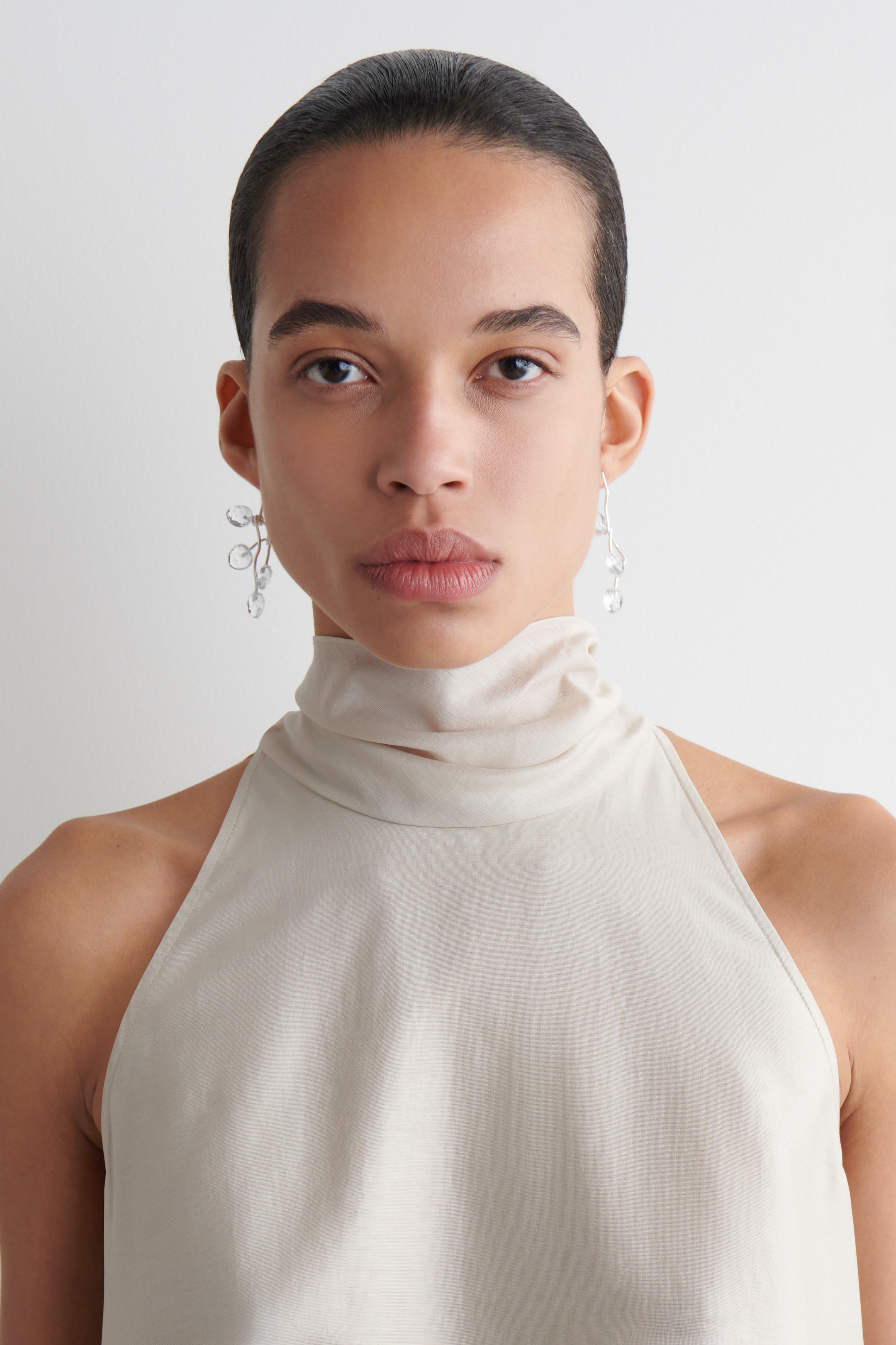 Visualizza immagine più grande: ORECCHINI IN VETRO A CASCATA SPAIATI - TRASPARENTE / ARGENTO - DONNA | H&M IT 1