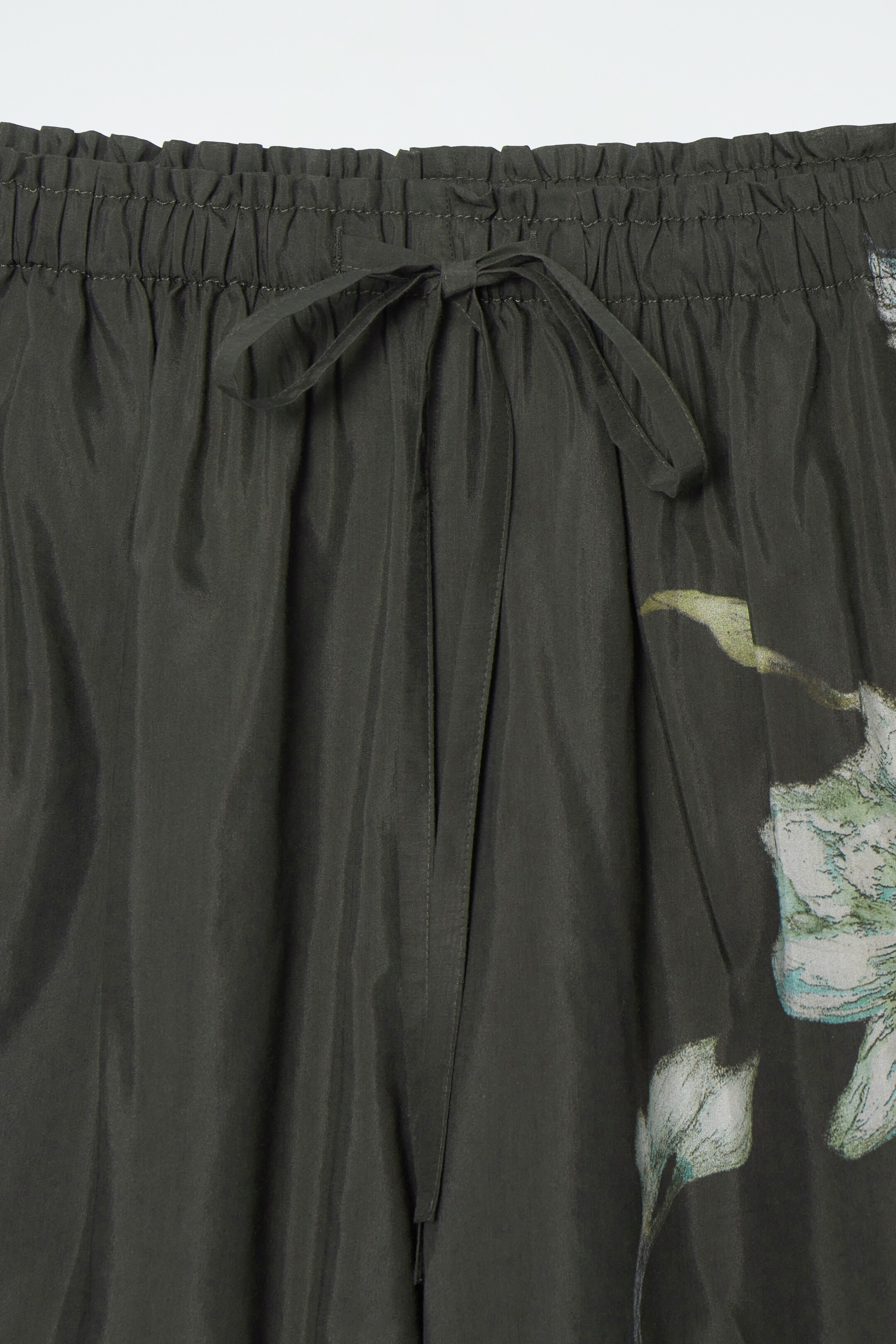 Ingrandisci l'immagine: FLORAL DRAWSTRING SHORTS - CHARCOAL / FLORAL - DONNA | H&M CH 2