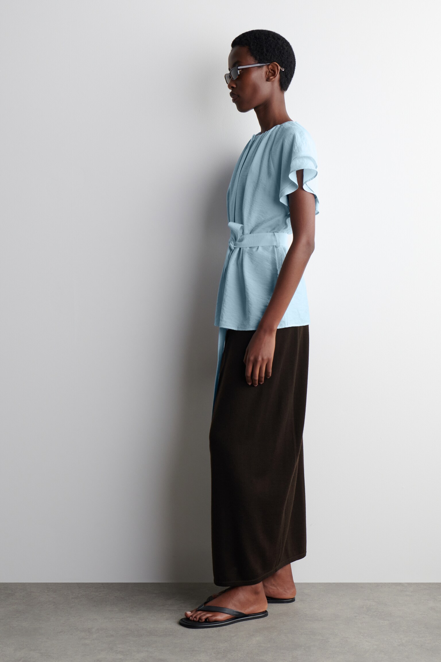 BLUSA CON CAPAS Y CINTURÓN DE LAZADA - AZUL CLARO/BLANCO - 3