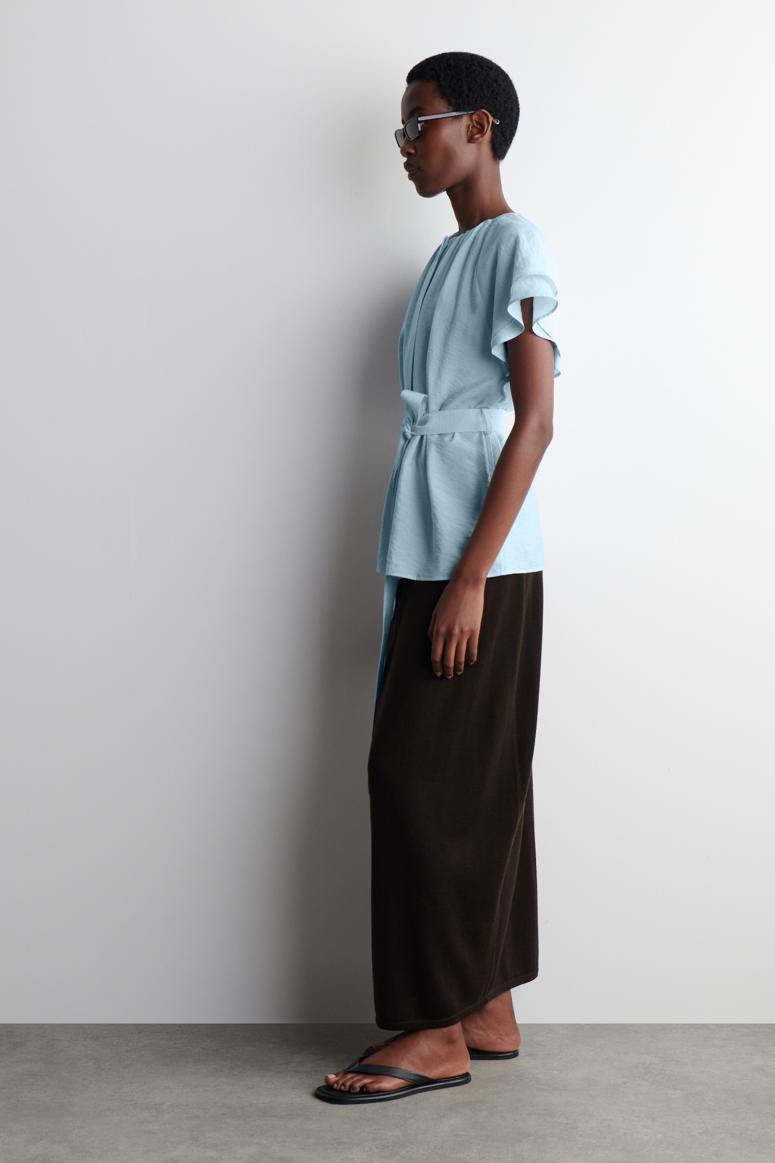 BLUSA CON CAPAS Y CINTURÓN DE LAZADA - AZUL CLARO/BLANCO - 5