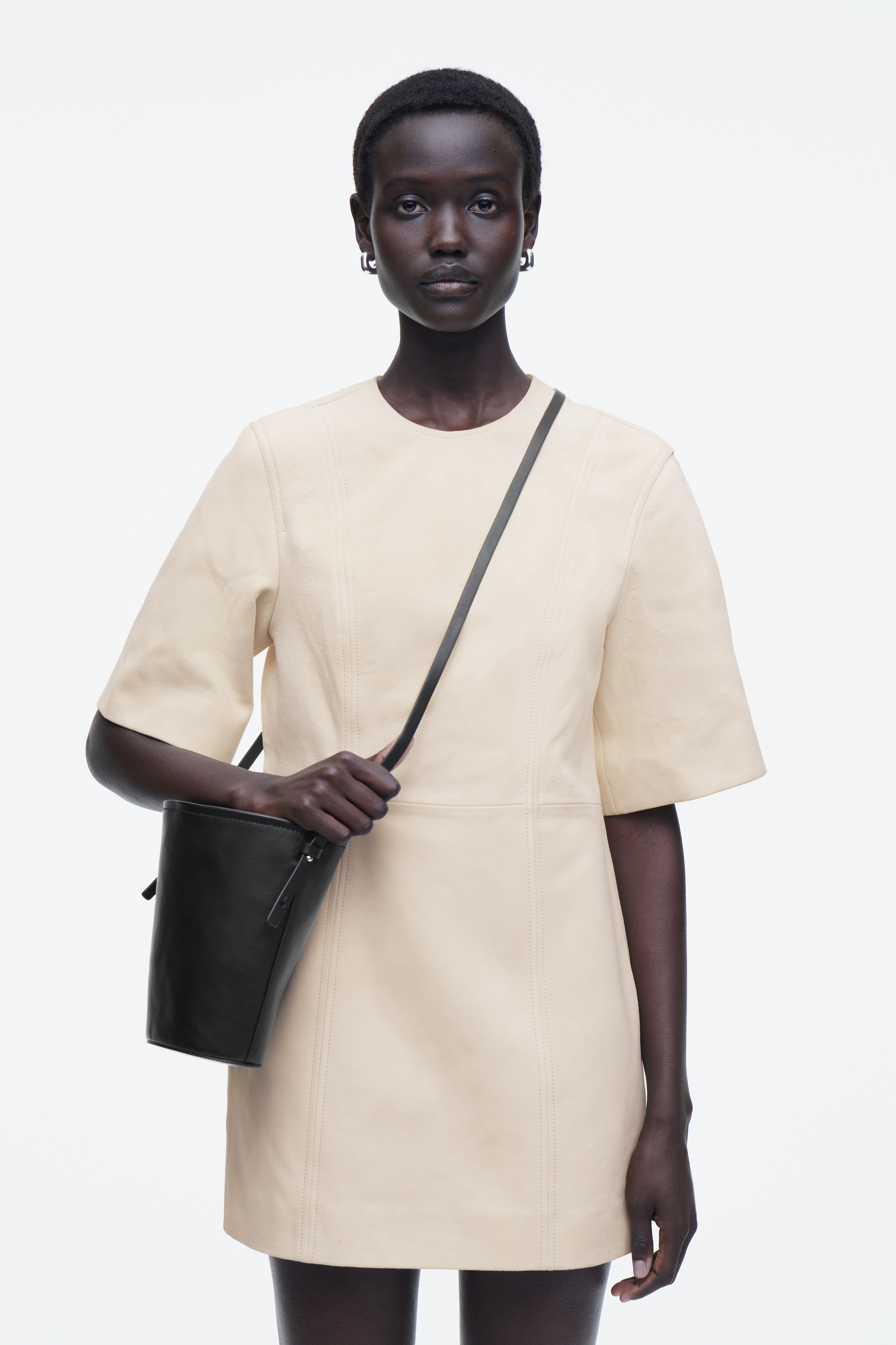 MINI BUCKET BAG I LÄDER - SVART