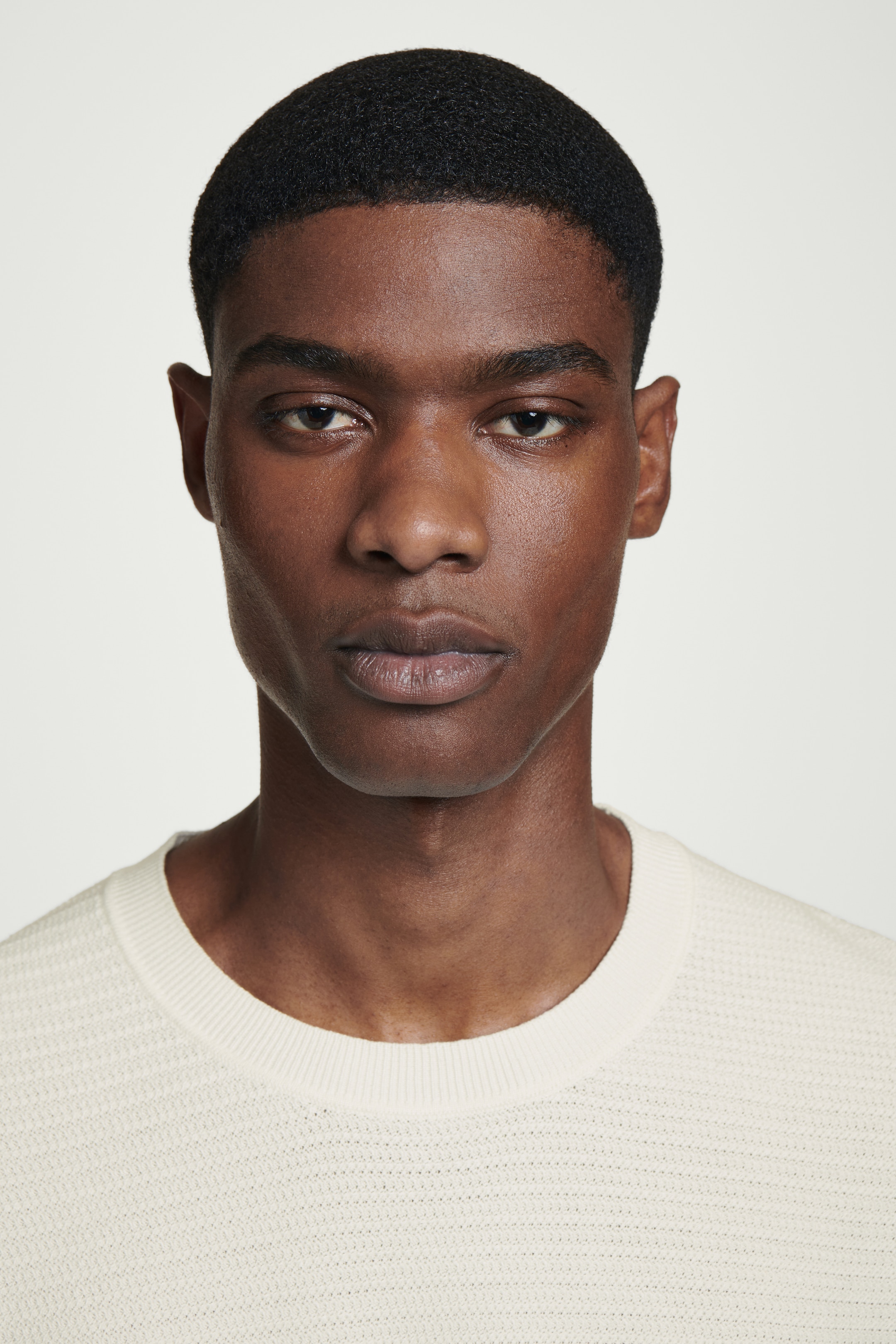 Visa större bild: TEXTURERAD STICKAD T-SHIRT I BOMULL - OFF-WHITE - HERR | H&M SE 5