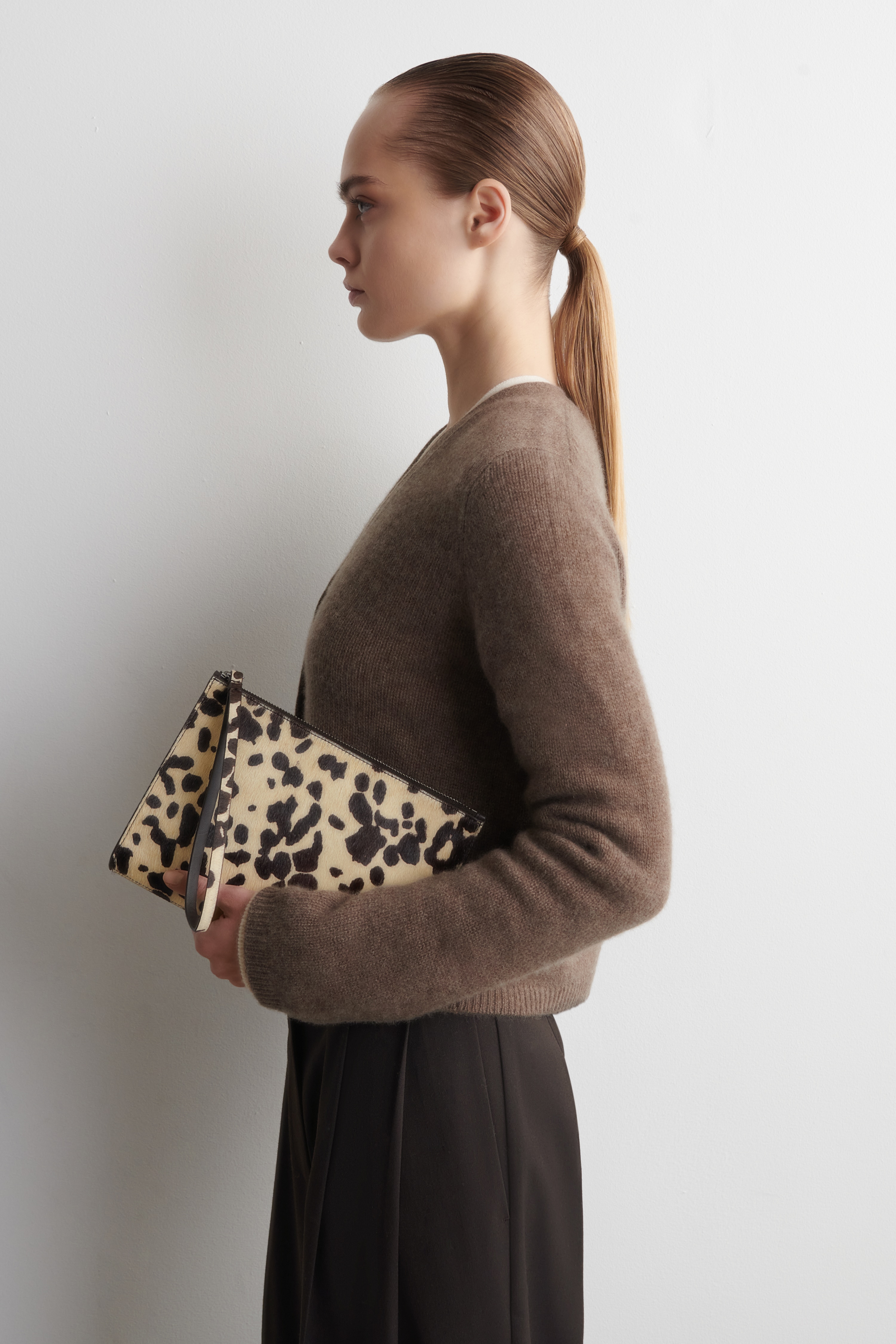 ANIMAL-PRINT PONY HAIR-EFFECT LÆDER POUCH - BEIGE / ANIMAL PRINT