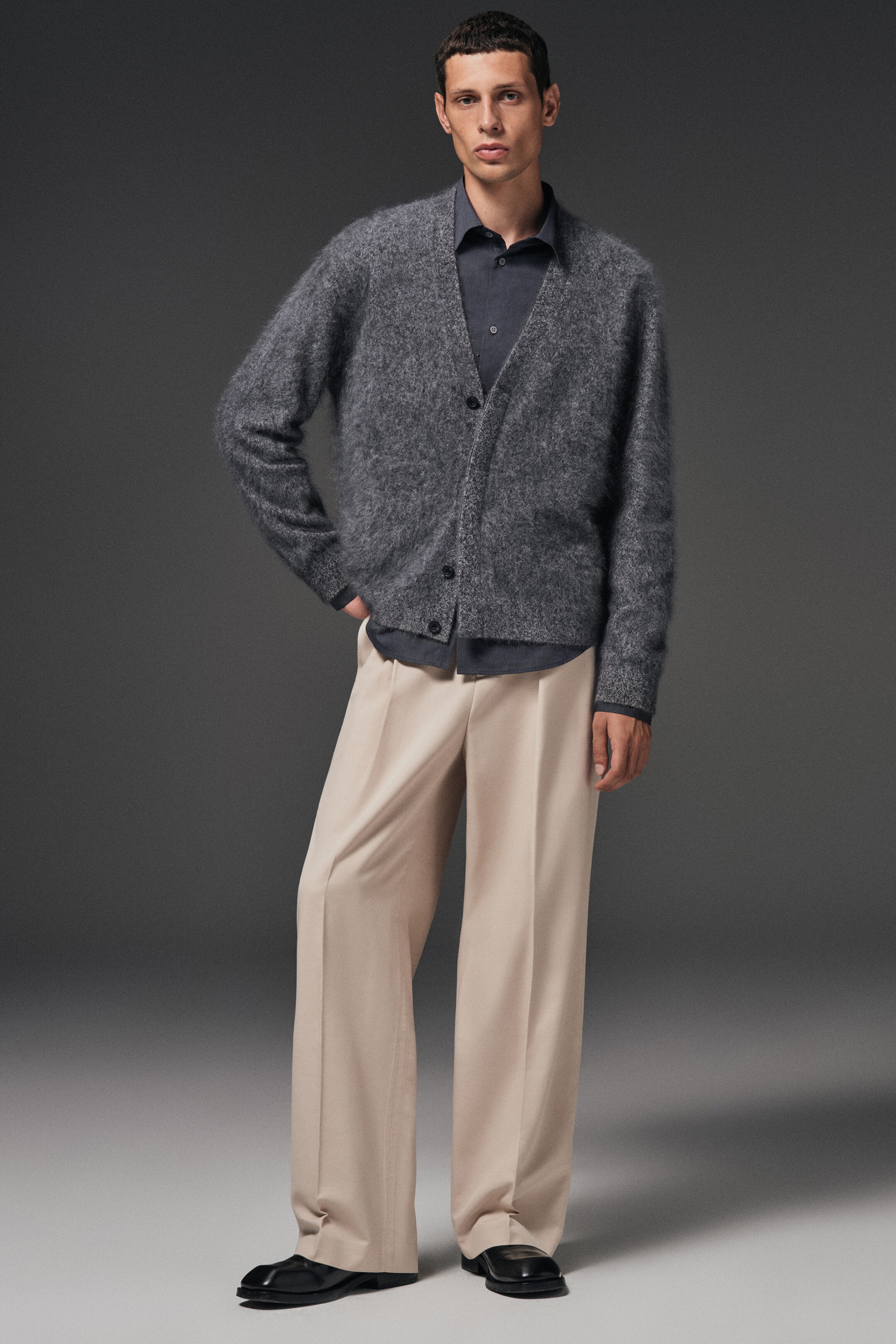 Größeres Bild anzeigen: HOSE MIT WEITEM BEIN UND BÜGELFALTEN - HELLES BEIGE - Men | H&M AT 7