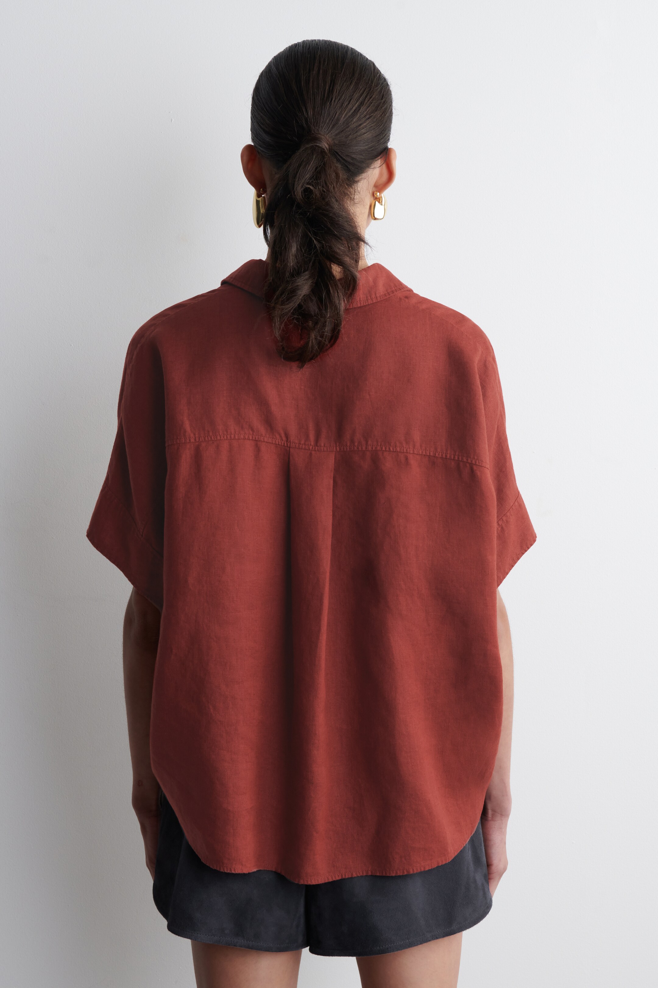 Agrandir l'image: CHEMISE À DEMI-PATTE EN LIN - ROUGE PROFOND - FEMME | H&M BE 4