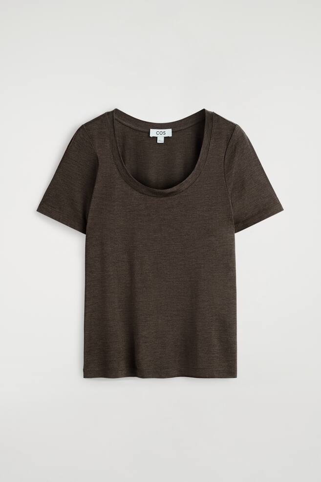 Se muestra una camiseta marrón oscuro desde el FRENTE, con un amplio escote suavemente redondeado y mangas cortas. La tela de punto fino presenta una sutil textura jaspeada. - 1