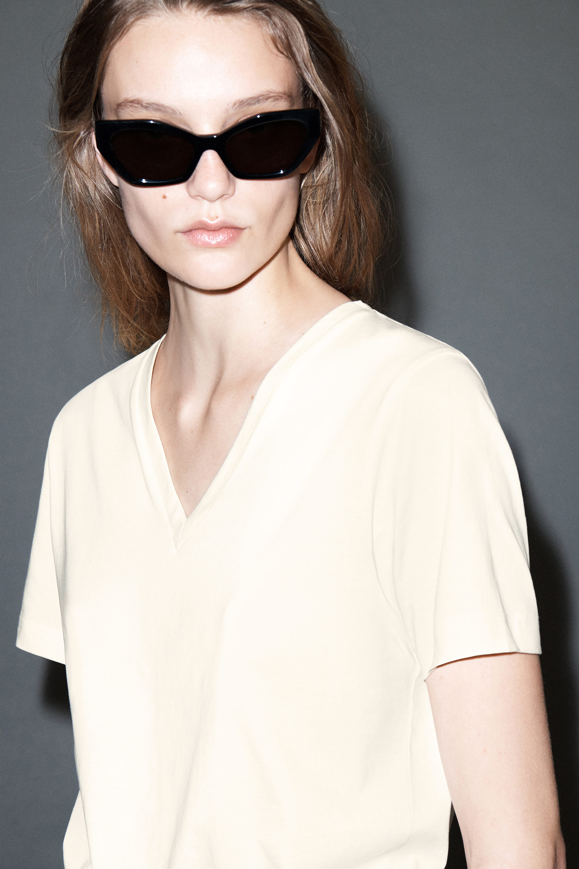V-NECK COTTON T-SHIRT - LIGHT BEIGE / UNDYED | COS