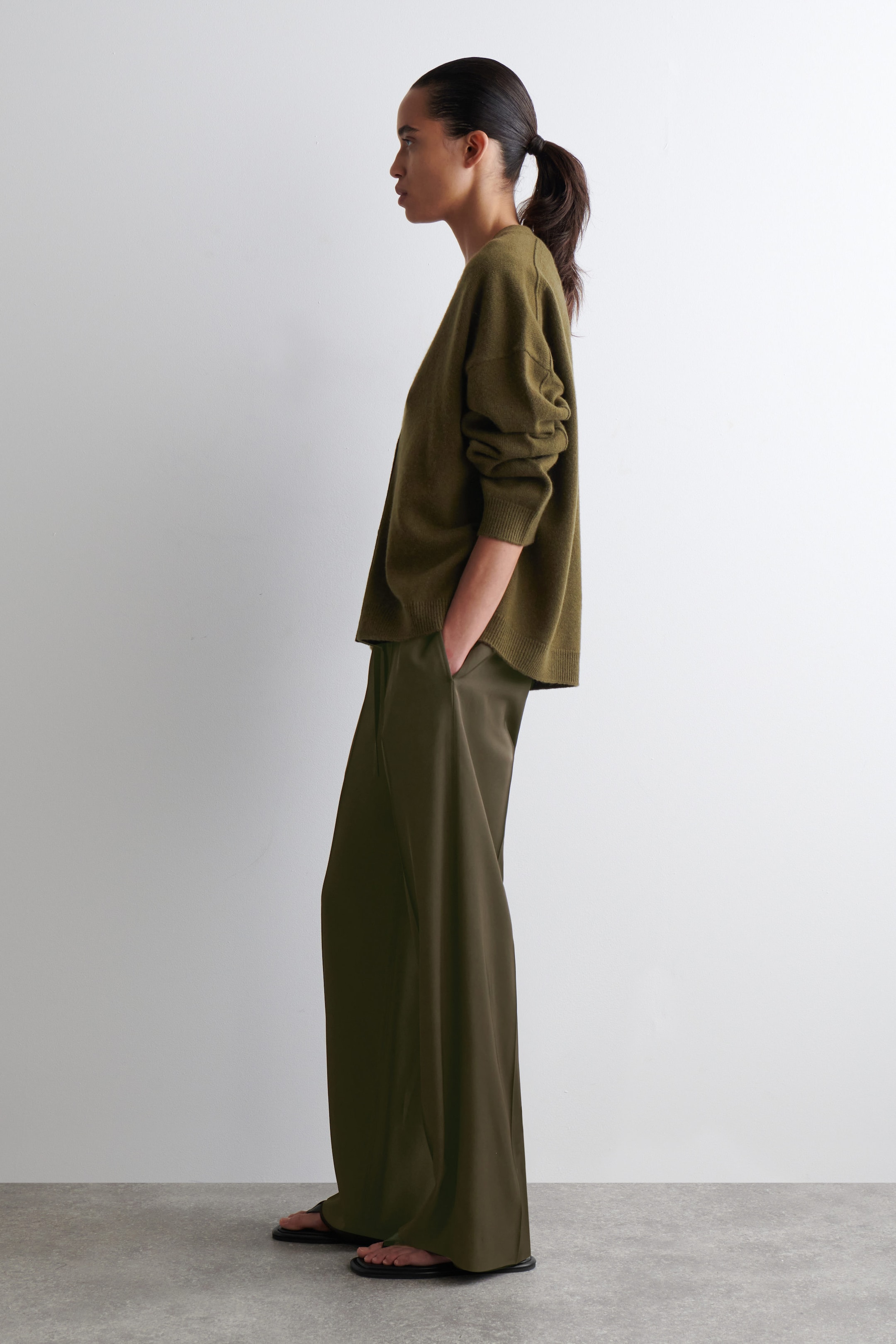 CASHMERE V-NECK CARDIGAN
