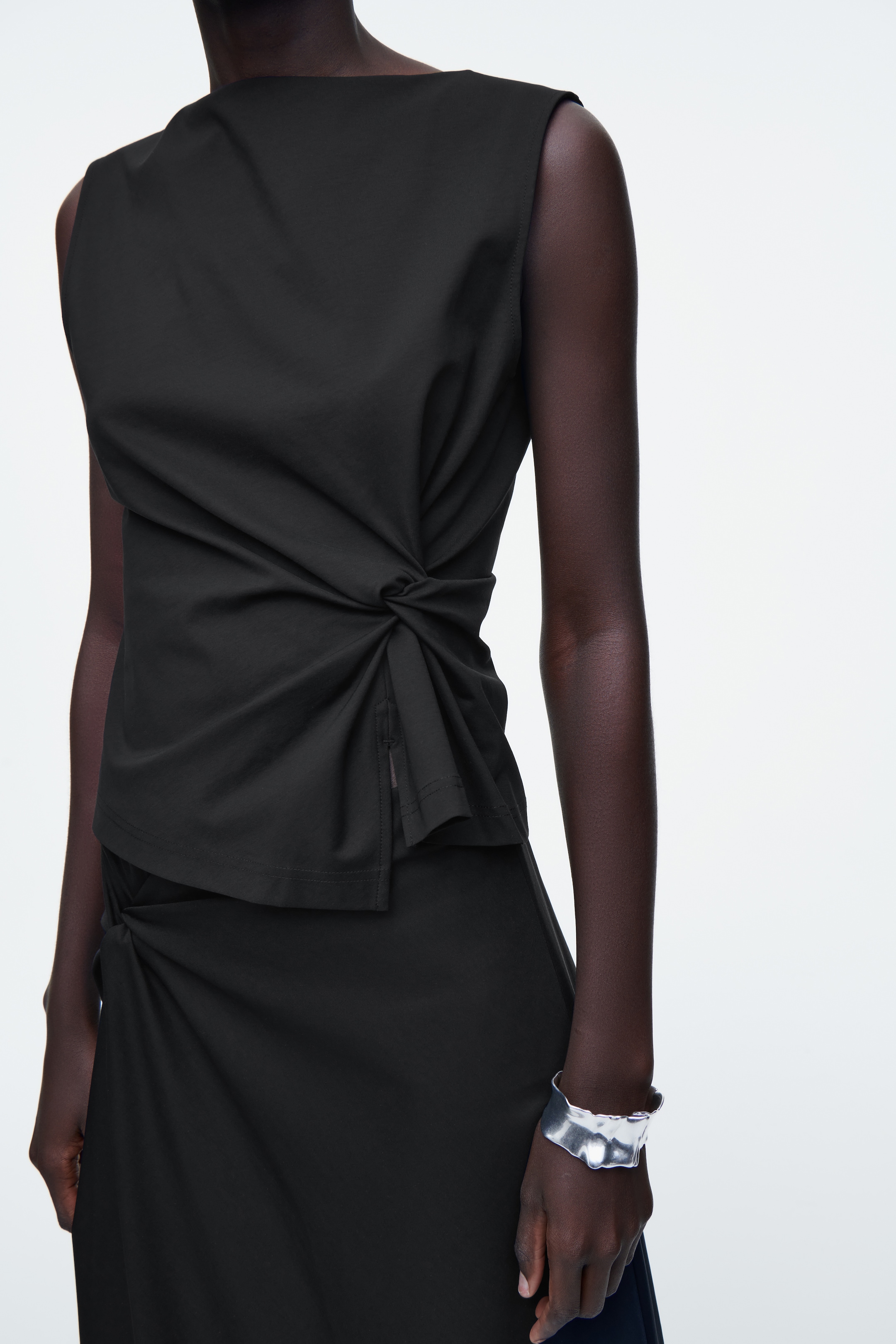 Zobrazit větší obrázek: Top s twist detailem - ČERNÁ - ŽENY | H&M CZ 4
