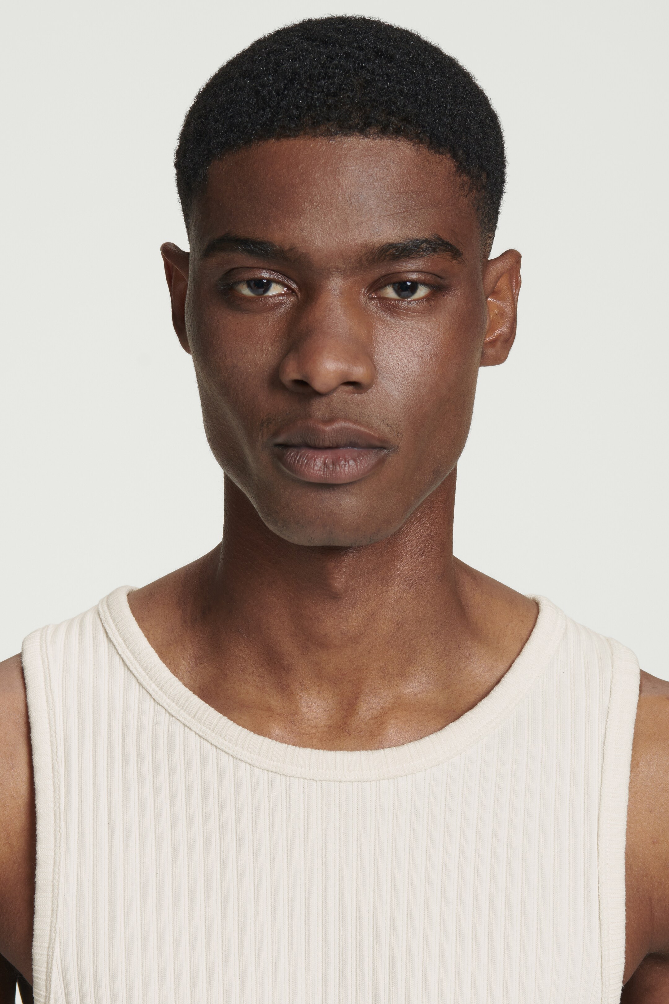 Visa större bild: FIGURNÄRA LINNE I RIBBAD BOMULL - OFF-WHITE - HERR | H&M SE 4