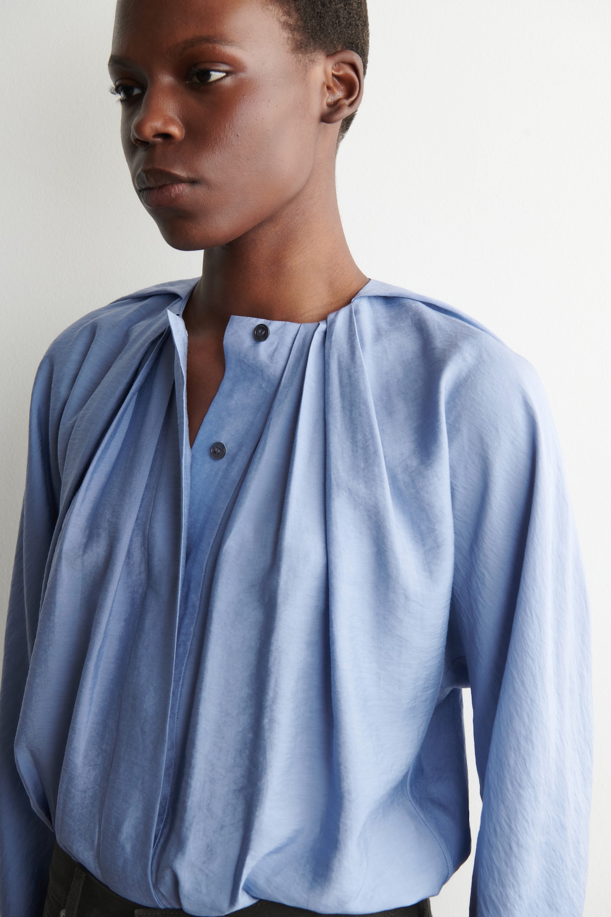 VOLUMINOUS PLEATED BLOUSE — BLUE