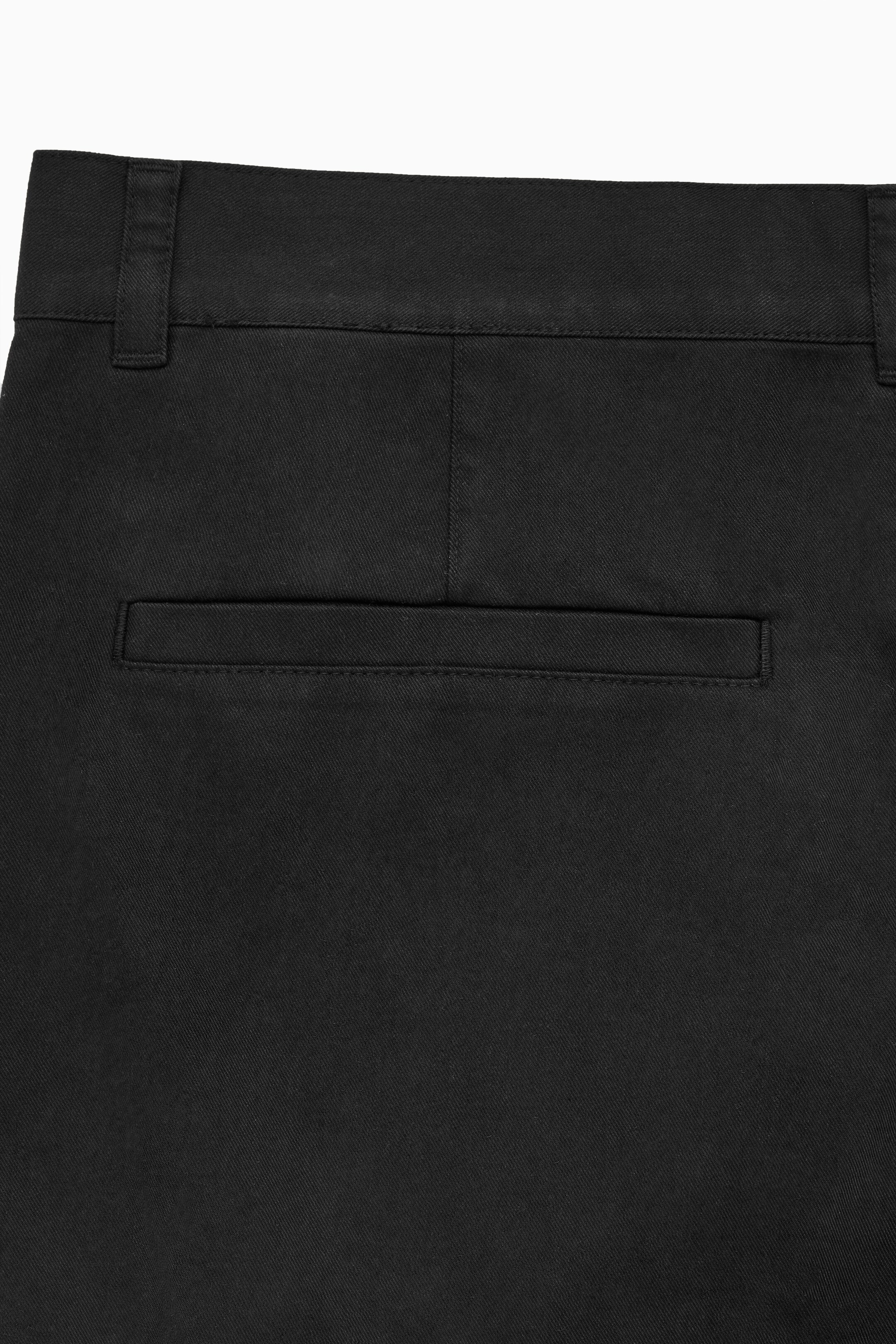 Se større billede: REGULAR-FIT TAPERED TWILL CHINOS - BLACK - HERRE | H&M DK 2