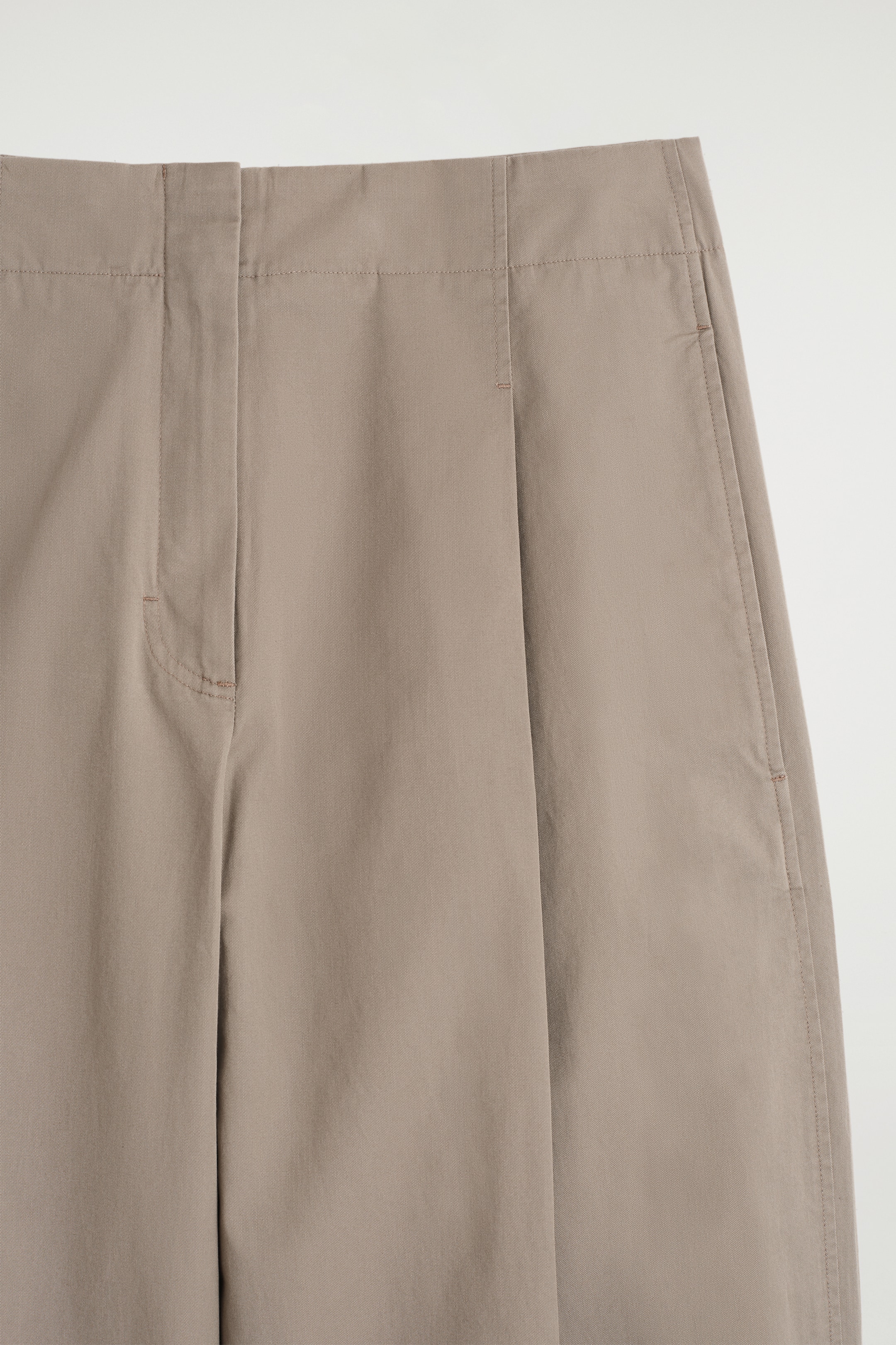 Grösseres Bild ansehen: CHINOHOSE MIT FALTEN UND BARREL-BEIN - BRAUN - DAMEN | H&M CH 6