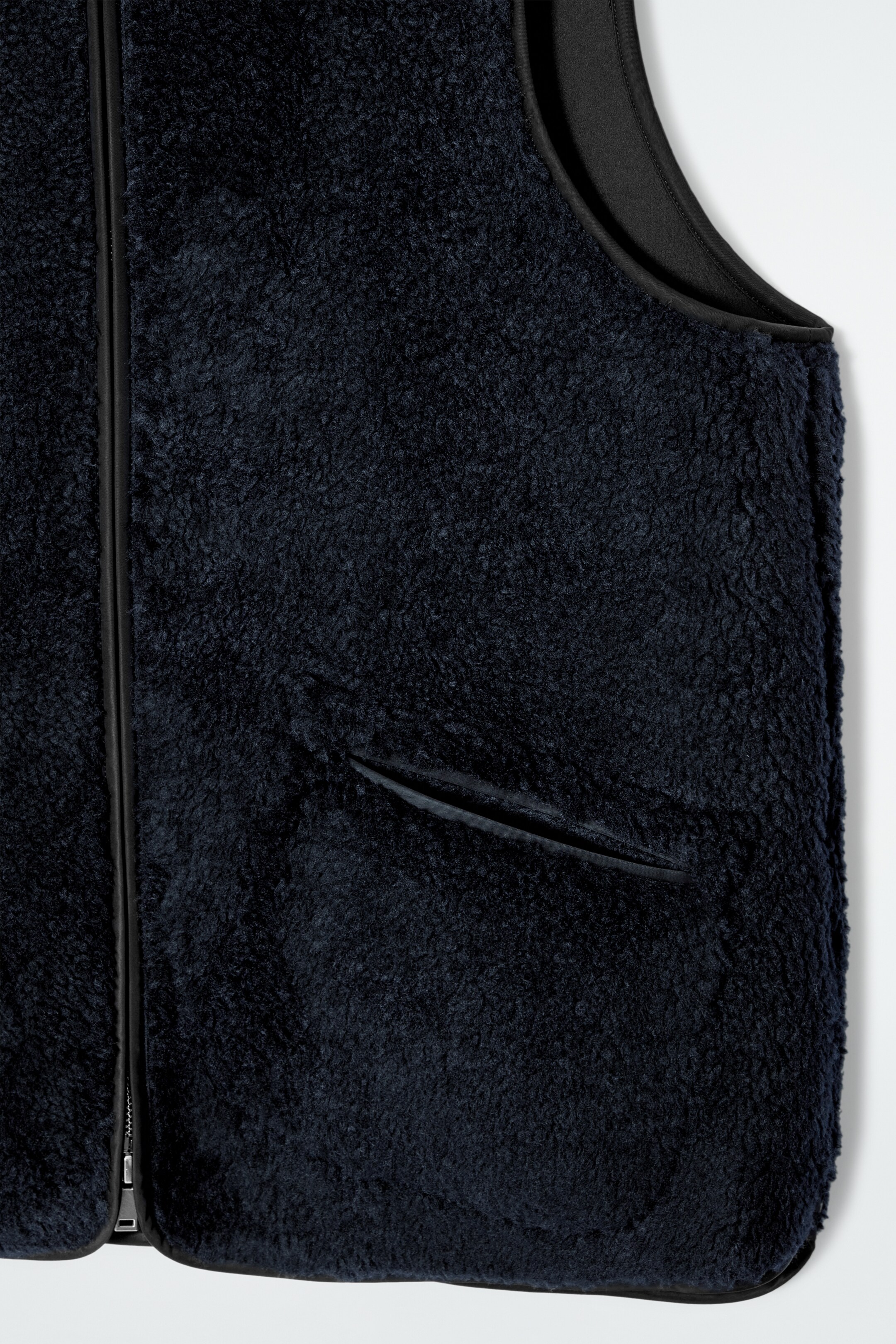 Grösseres Bild ansehen: OVERSIZED-WESTE AUS KUNSTLAMMFELL - NAVYBLAU - DAMEN | H&M CH 7