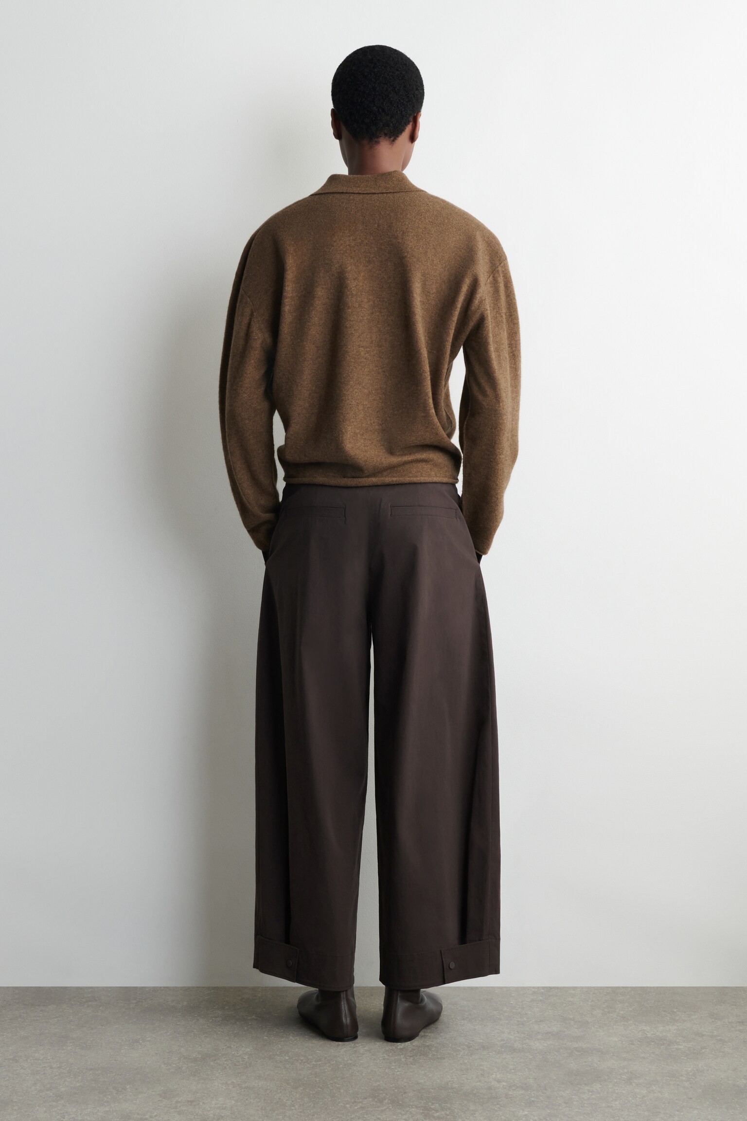 HOSE AUS BAUMWOLLE MIT BARREL-BEIN - BRAUN/BRAUN - 5