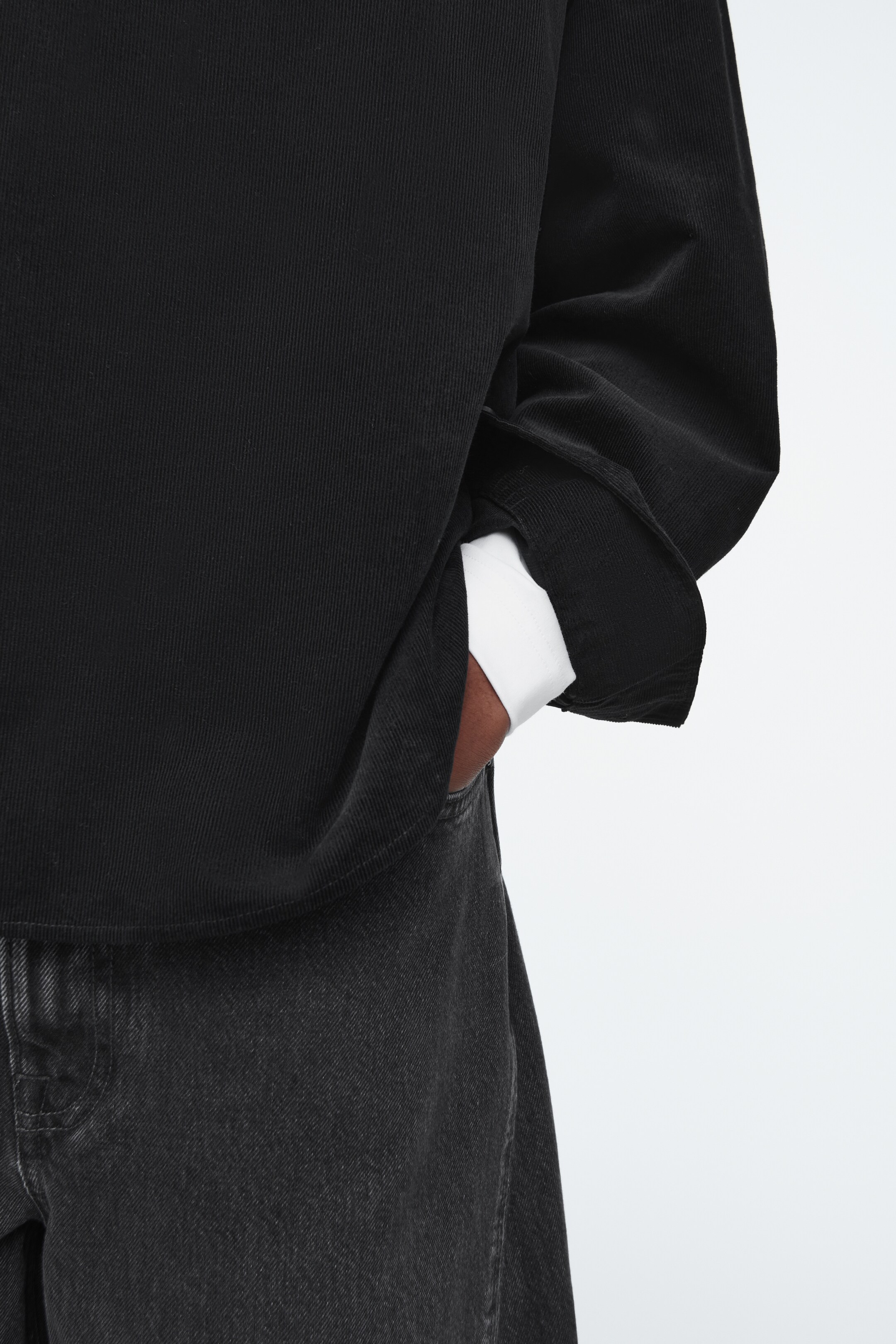Agrandir l'image: CHEMISE DEMI-PATTE DÉCONTRACTÉE EN VELOURS CÔTELÉ - NOIR - FEMME | H&M CH 3