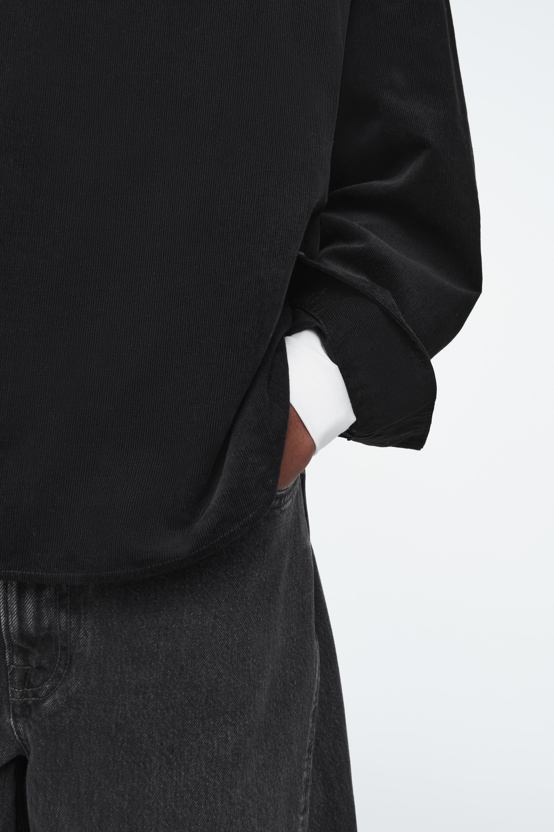Ingrandisci l'immagine: RELAXED CORDUROY HALF-PLACKET SHIRT - BLACK - DONNA | H&M CH 3