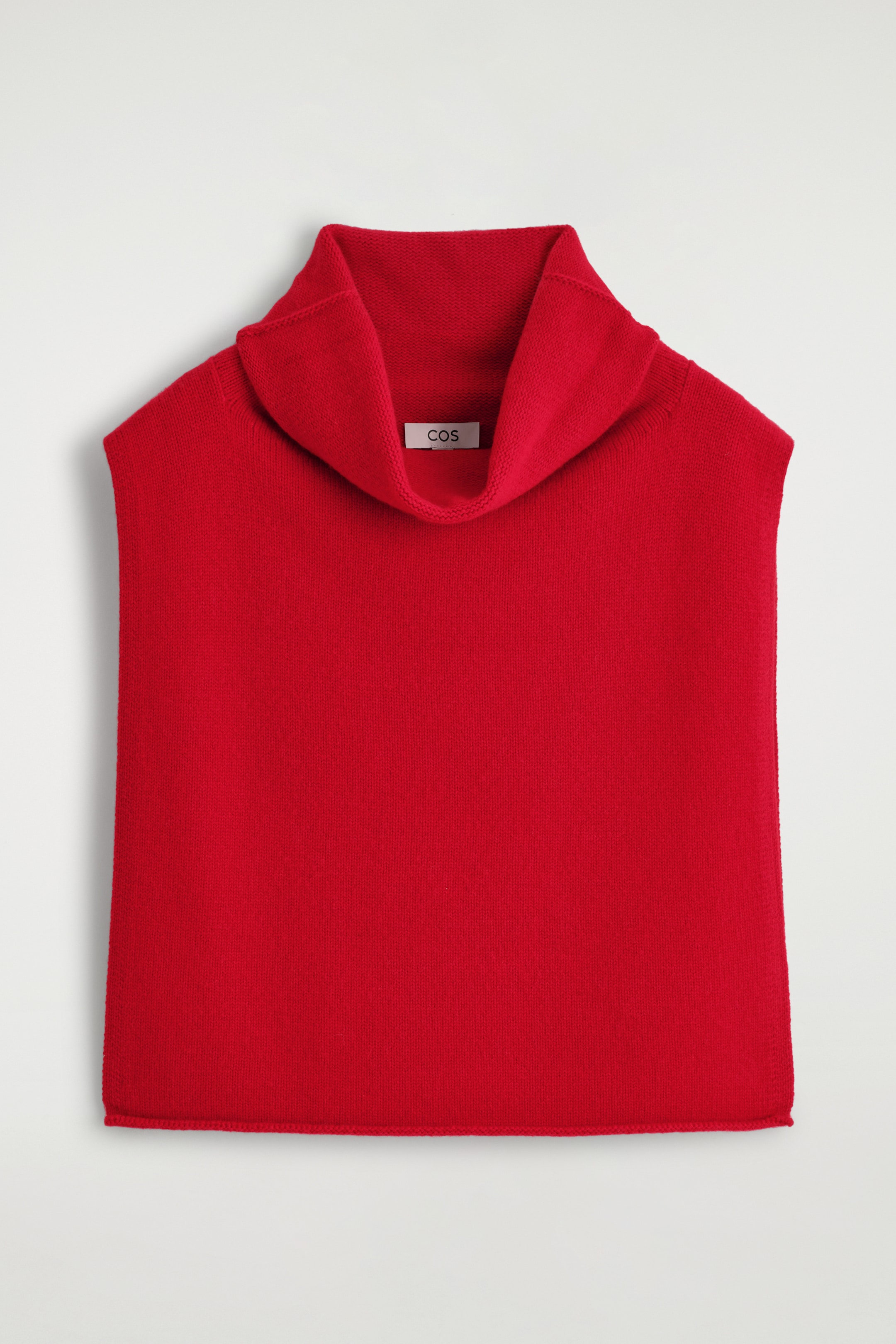 Visualizza immagine più grande: Un gilet lavorato a maglia rosso è presentato dal DAVANTI. È caratterizzato da un collo a imbuto drappeggiato con un'etichetta 'COS' visibile, giromanica senza maniche e un orlo dritto, tutti realizzati in maglia a fine calibro.