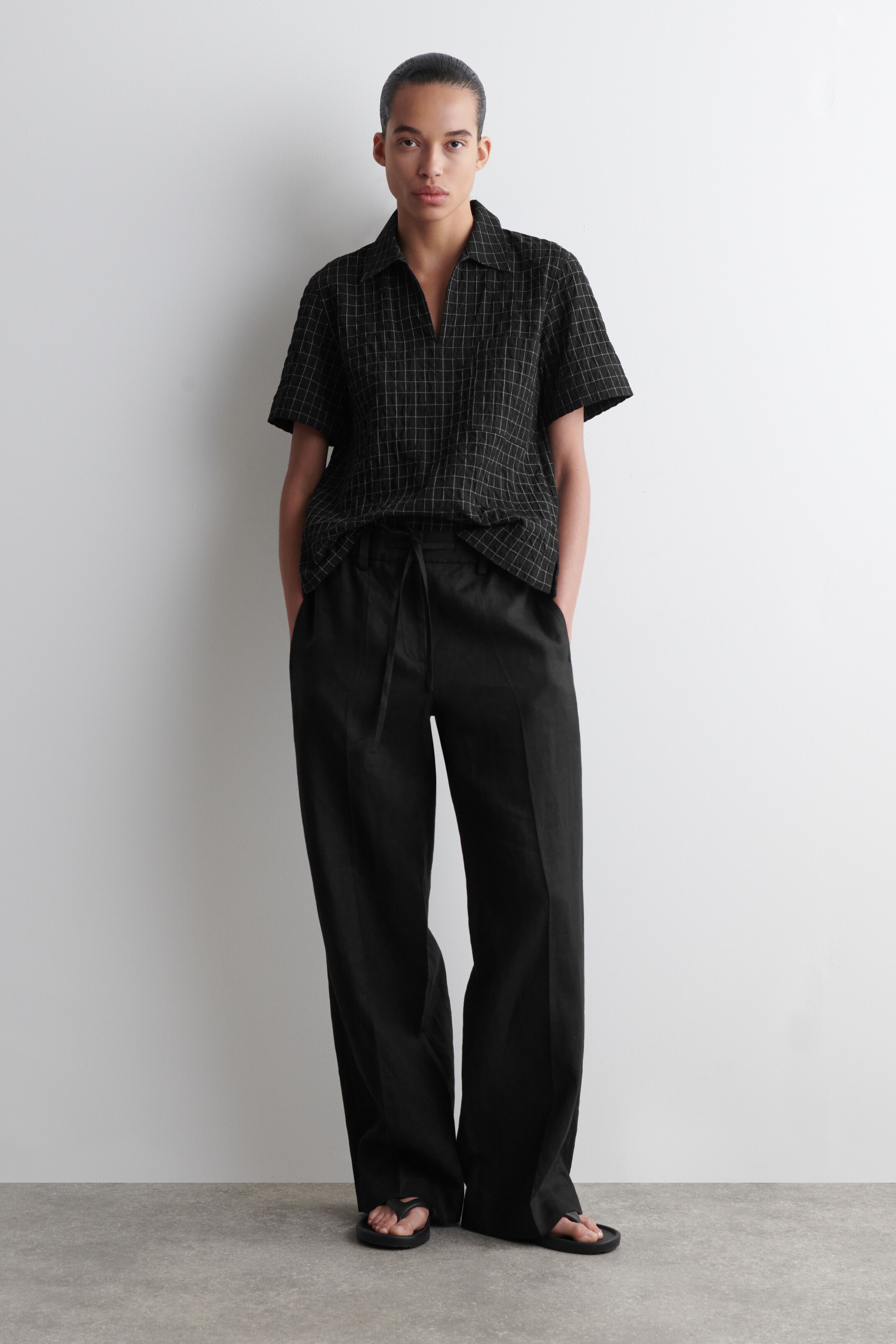 Ver imagen más grande: CAMISA DE CUADROS DE ALGODÓN CON CUELLO ABIERTO - NEGRO/A CUADROS - MUJER | H&M ES 2