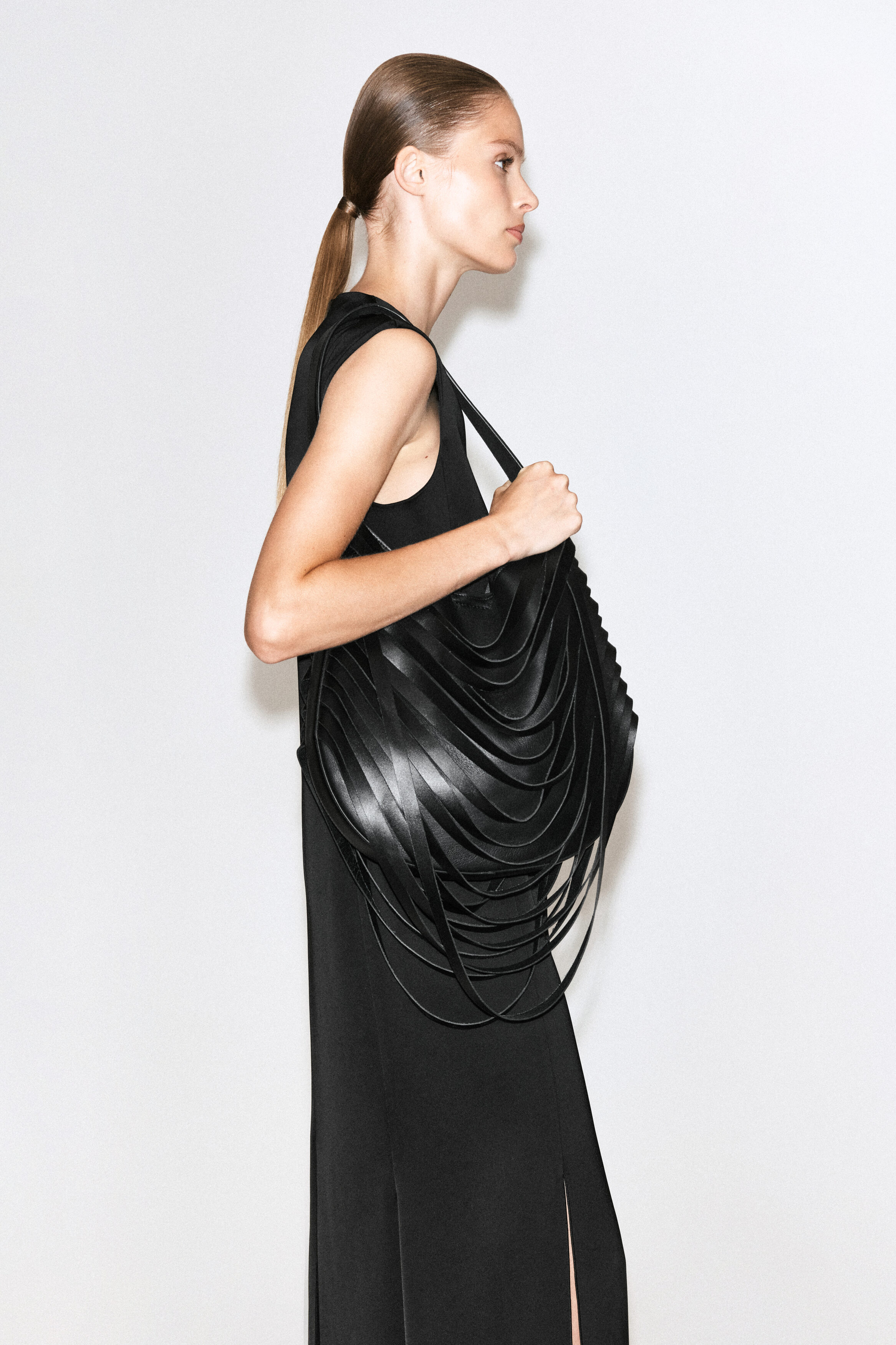 CURVED RAW-CUT SHOULDER BAG - LEATHER - thumbnail 2