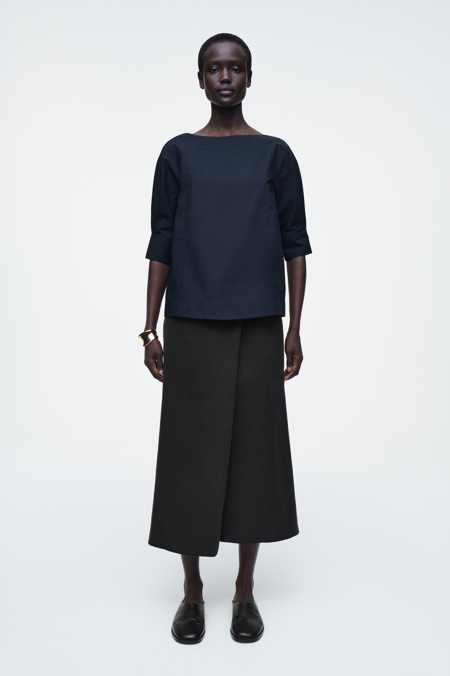 BLUSA OVERSIZE DE ALGODÓN CON CUELLO BARCO - AZUL MARINO/BLANCO - 3