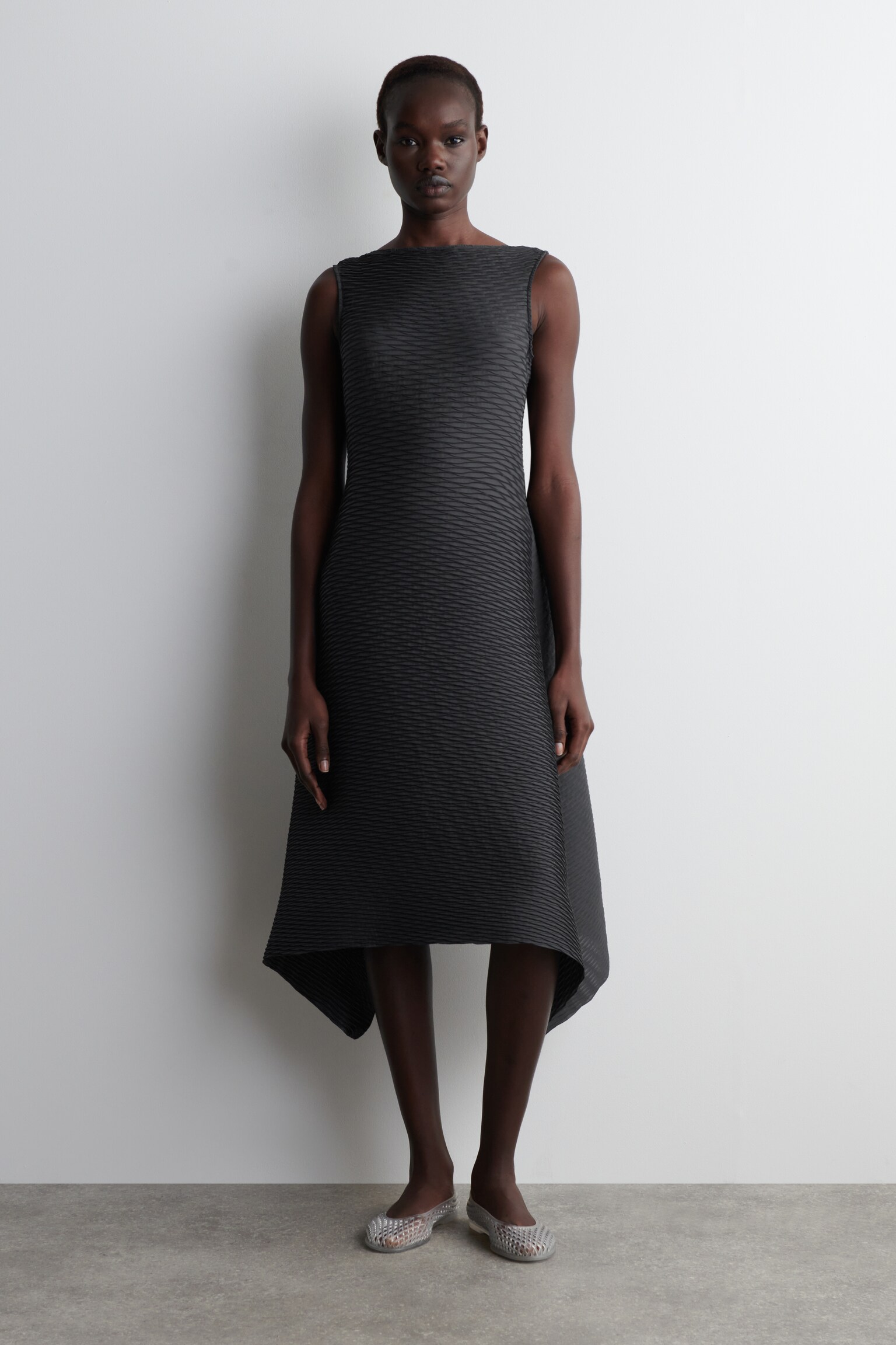 VESTIDO MIDI PLISADO VOLUMINOSO - ANTRACITA/NEGRO
