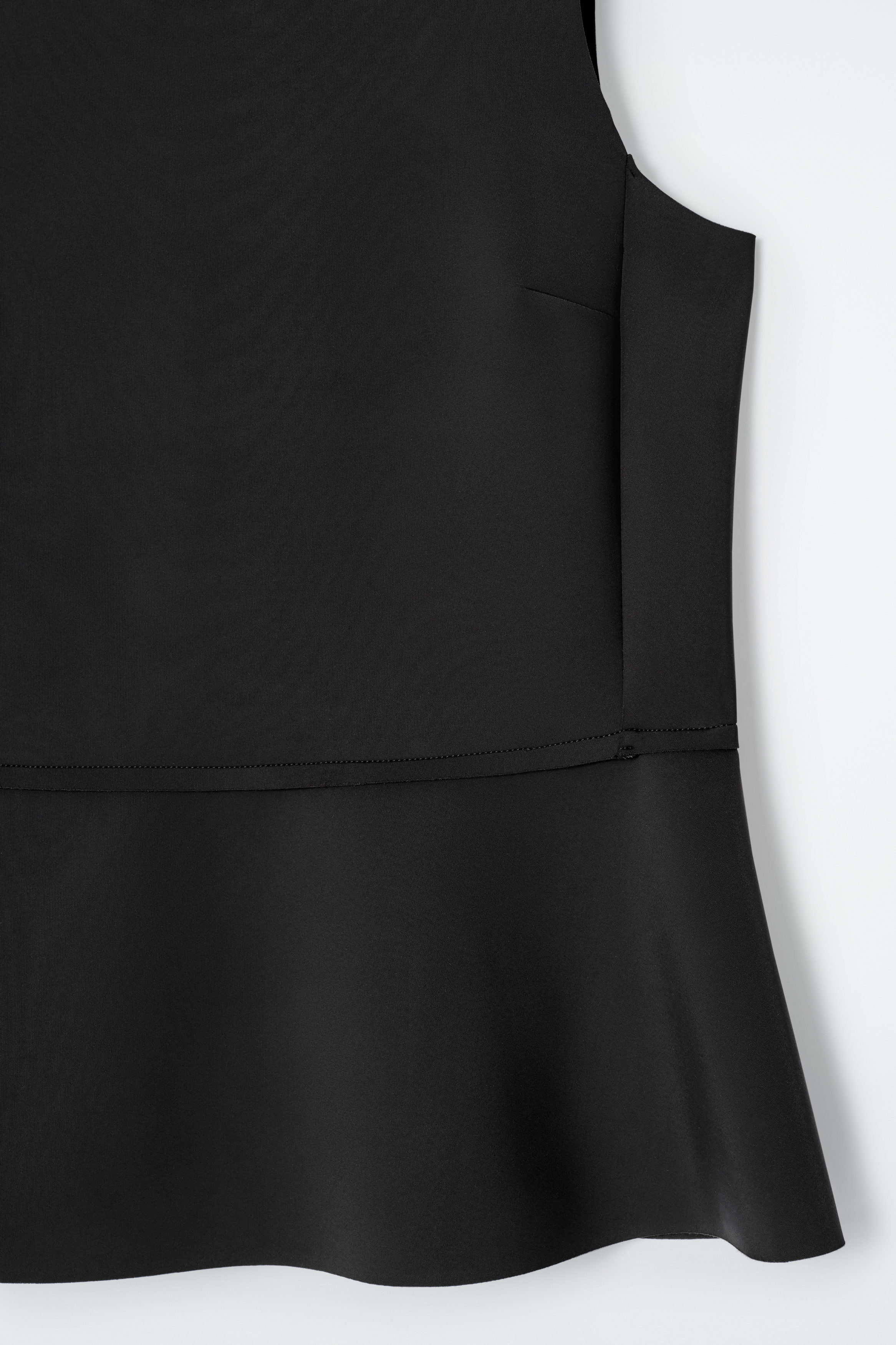 Korinthos Sleeveless Peplum(black／L) Korinthos Sleeveless Peplum – THE TOÉ