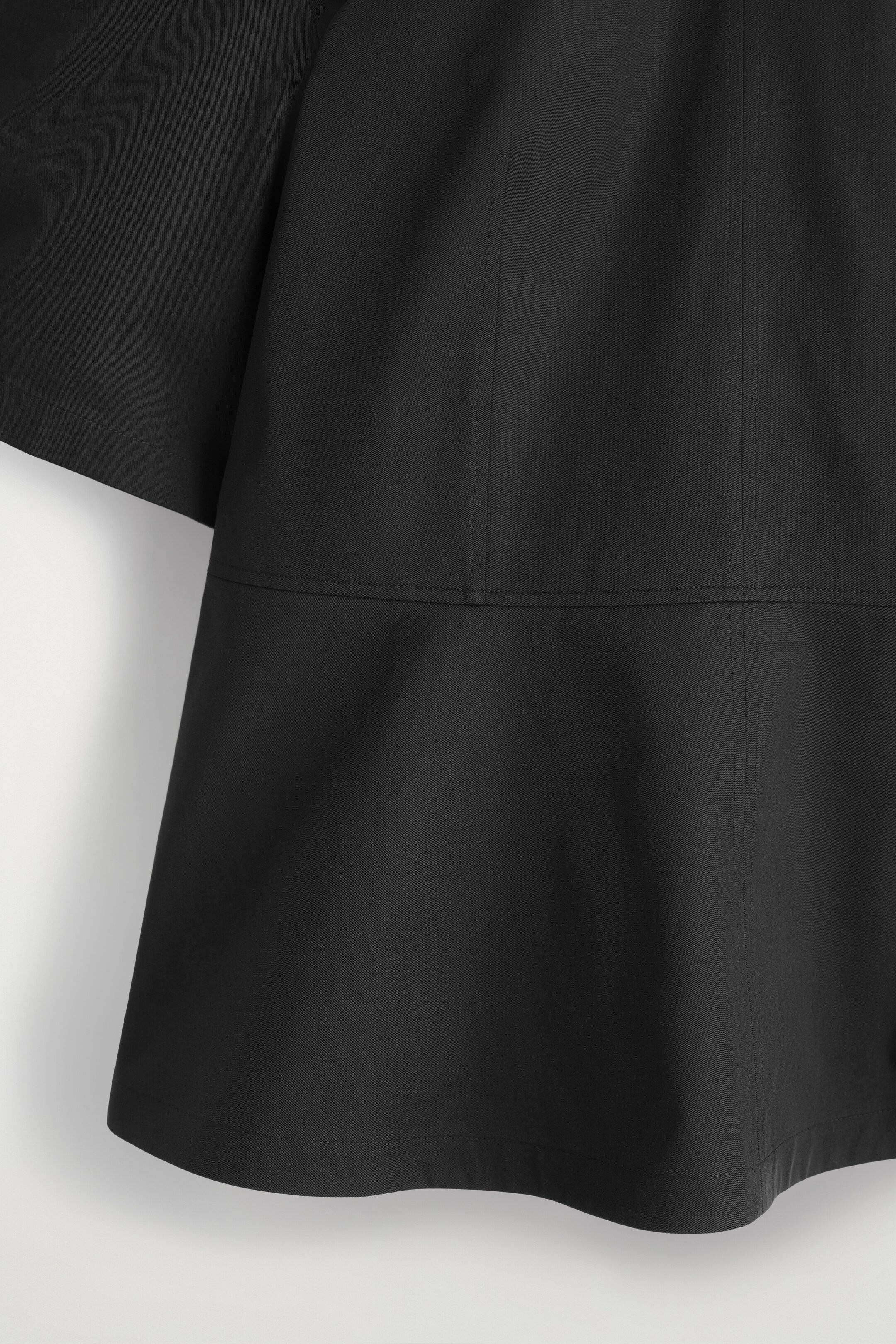 Grösseres Bild ansehen: OBERTEIL AUS BAUMWOLLE MIT SCHÖSSCHEN - SCHWARZ - DAMEN | H&M CH 7