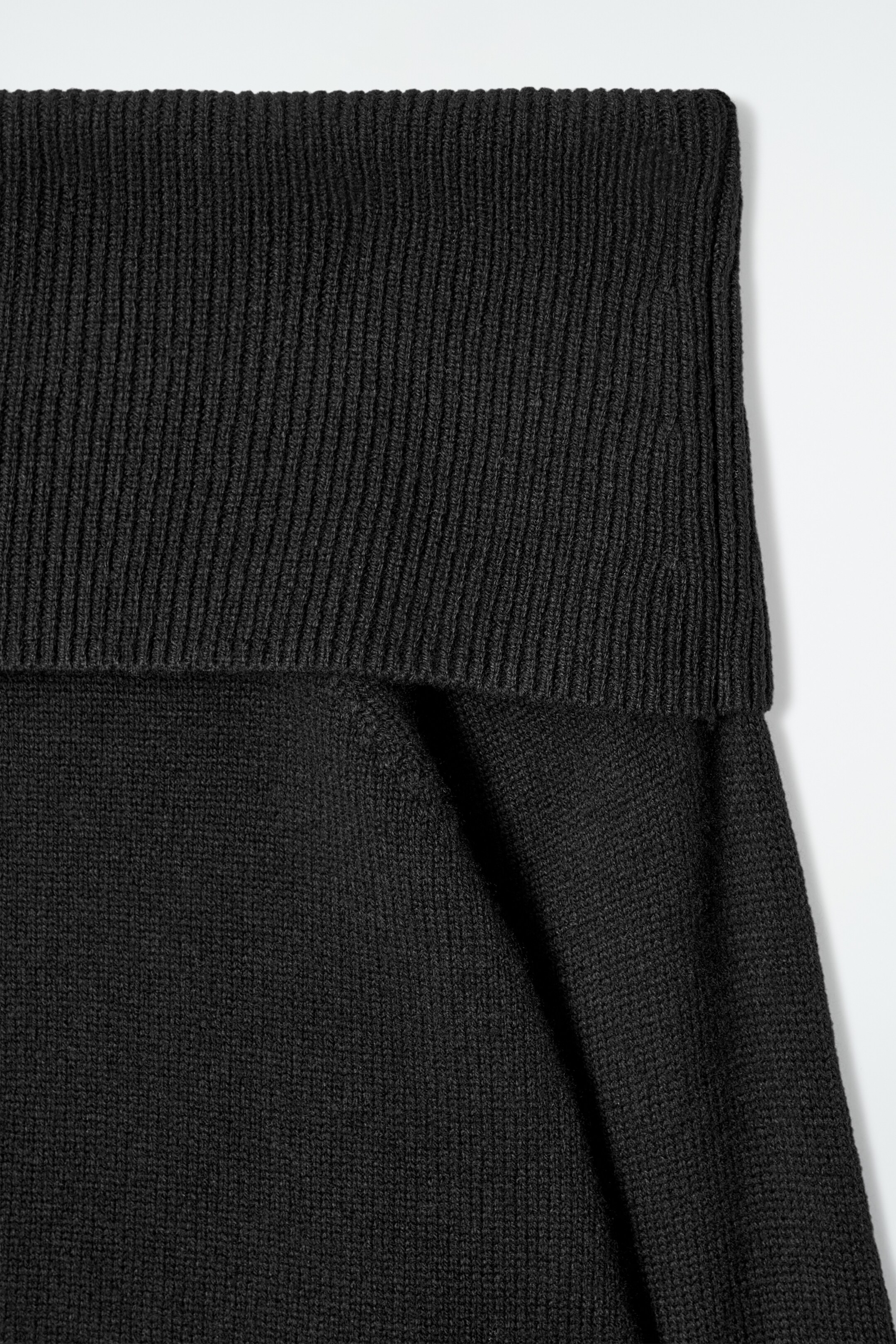 Grösseres Bild ansehen: SCHULTERFREIER PULLOVER AUS MERINOWOLLE - SCHWARZ - DAMEN | H&M CH 8