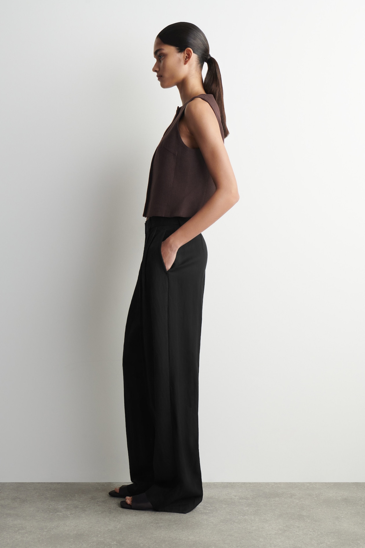 TAILORED WAISTCOAT — BROWN