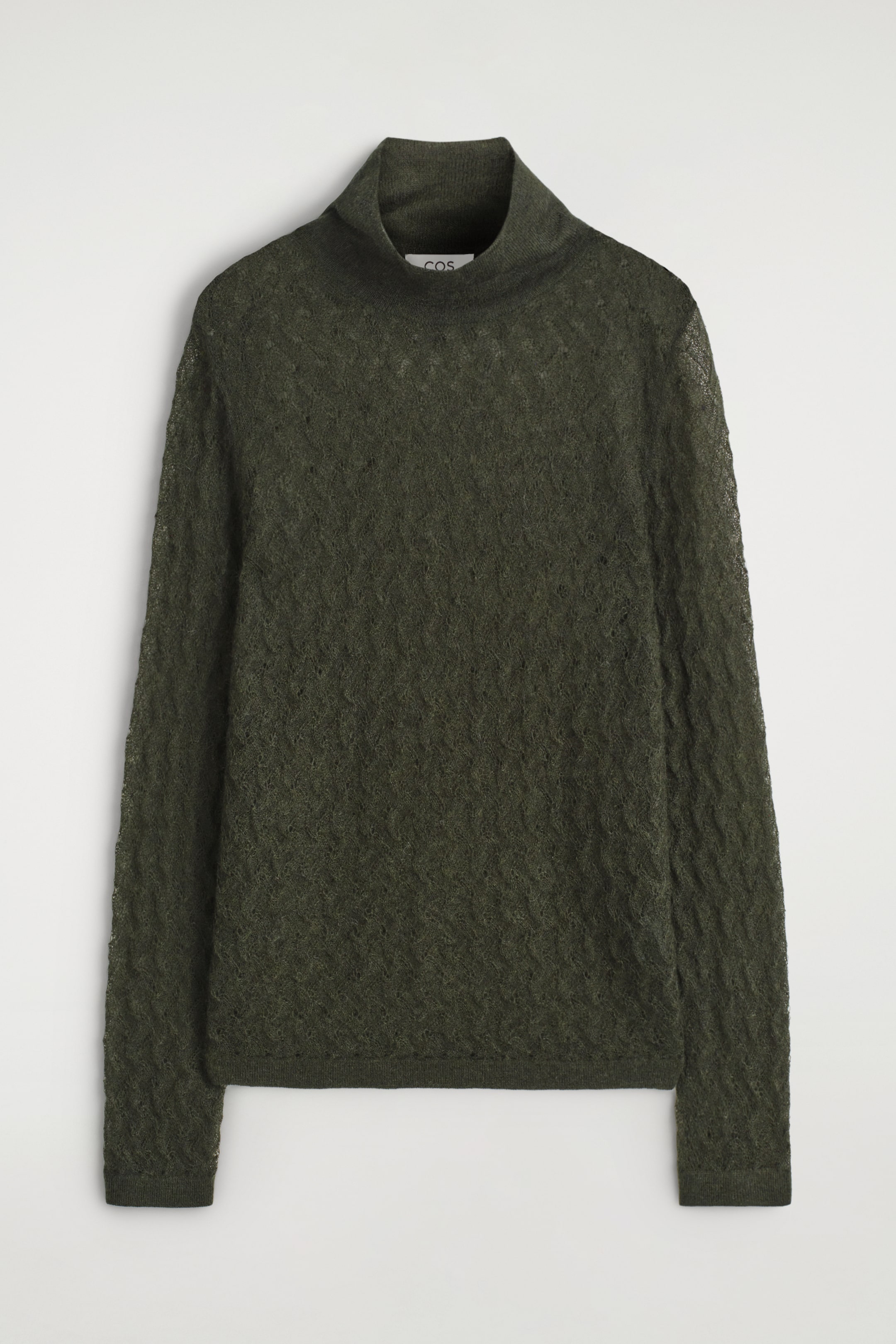 Grösseres Bild ansehen: Ein olivgrünes langärmliges Oberteil wird von vorne präsentiert, mit einem Trichterkragen und einem zarten, subtil durchscheinenden Pointelle-Strickmuster. Der Trichterkragen, die Bündchen und der Saum sind gerippt.