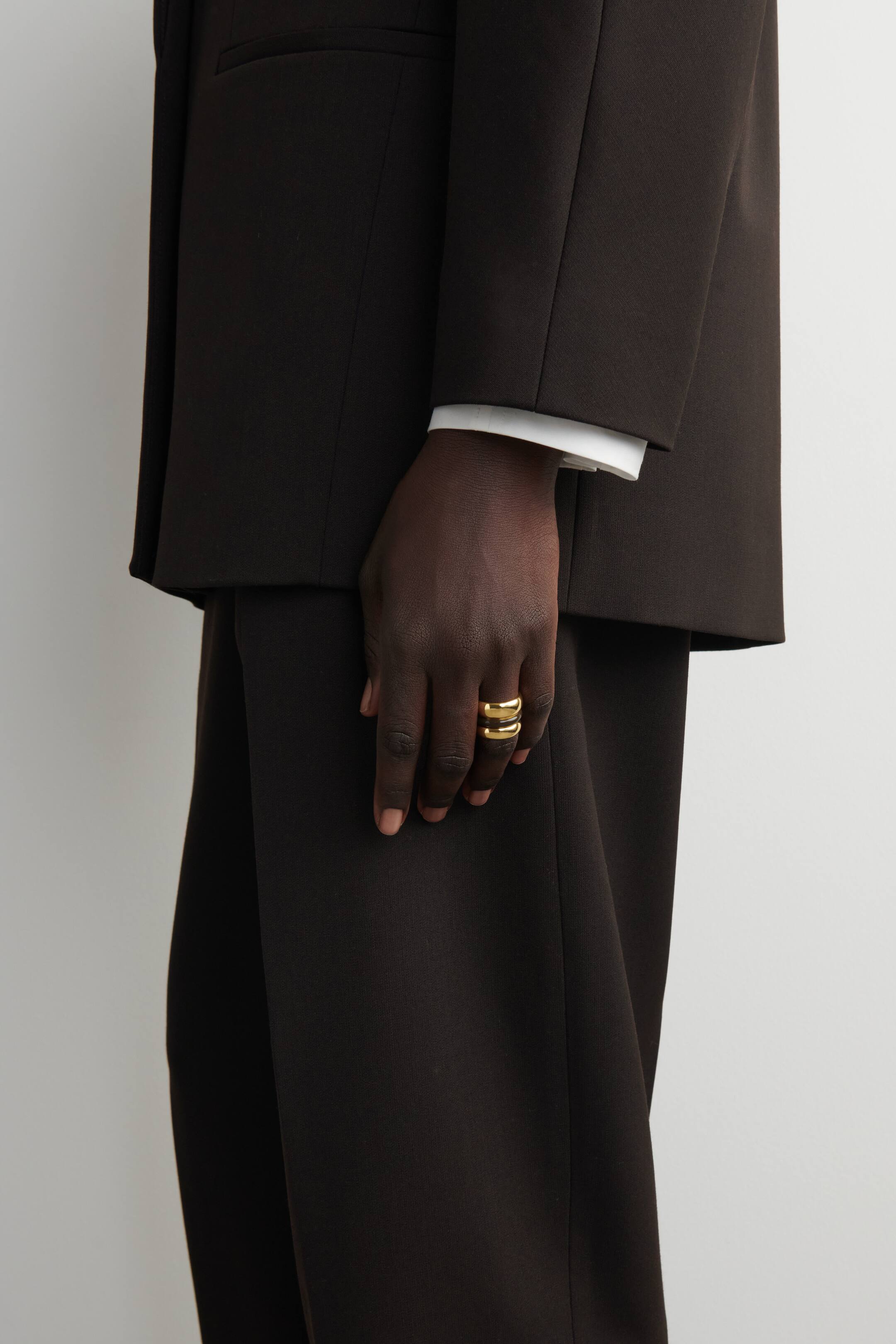 Agrandir l'image: Une bague dorée est portée sur le majeur d'une main. Elle présente deux bandes lisses et parallèles.