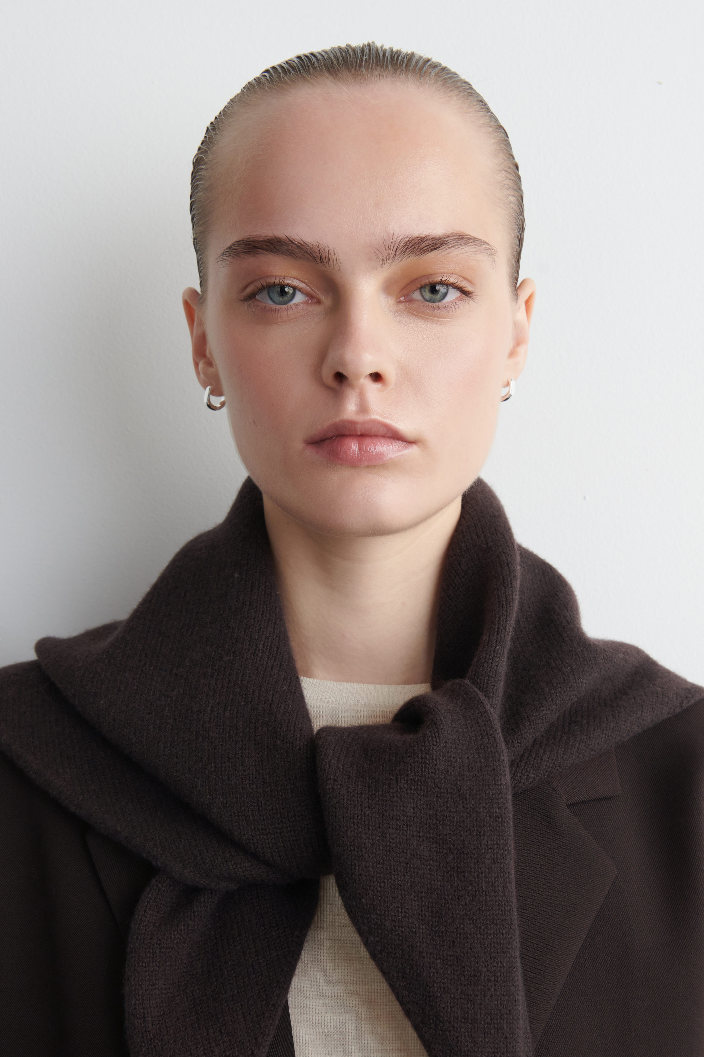 タグ付き:ケープ コス(COS) ダークブラウン FREE SIZE OVERSIZED WOOL TRIANGLE SCARF - DARK BROWN | COS US