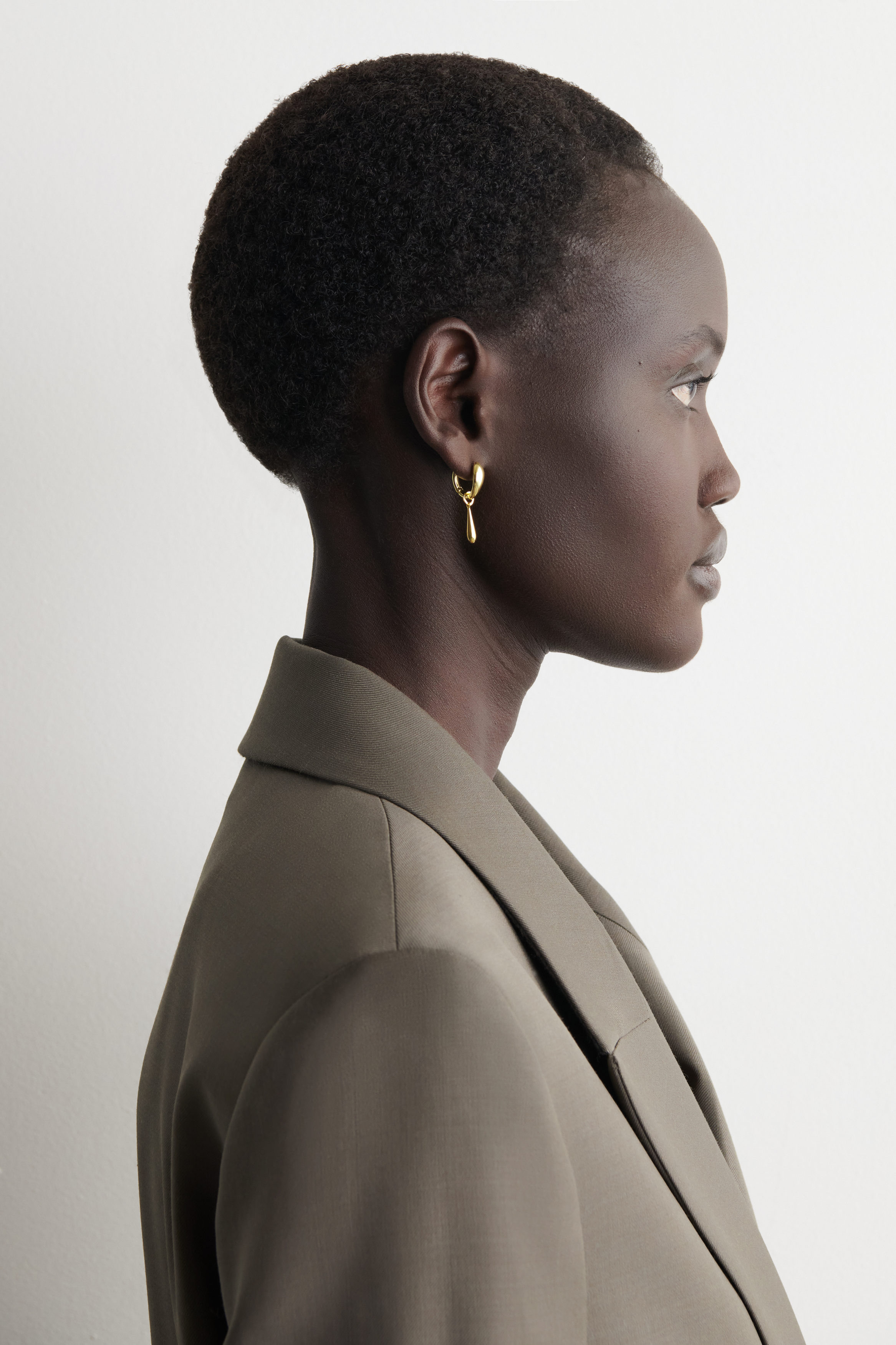 MISMATCHED TEARDROP PEARL HOOP EARRINGS - GOLD | COS CA