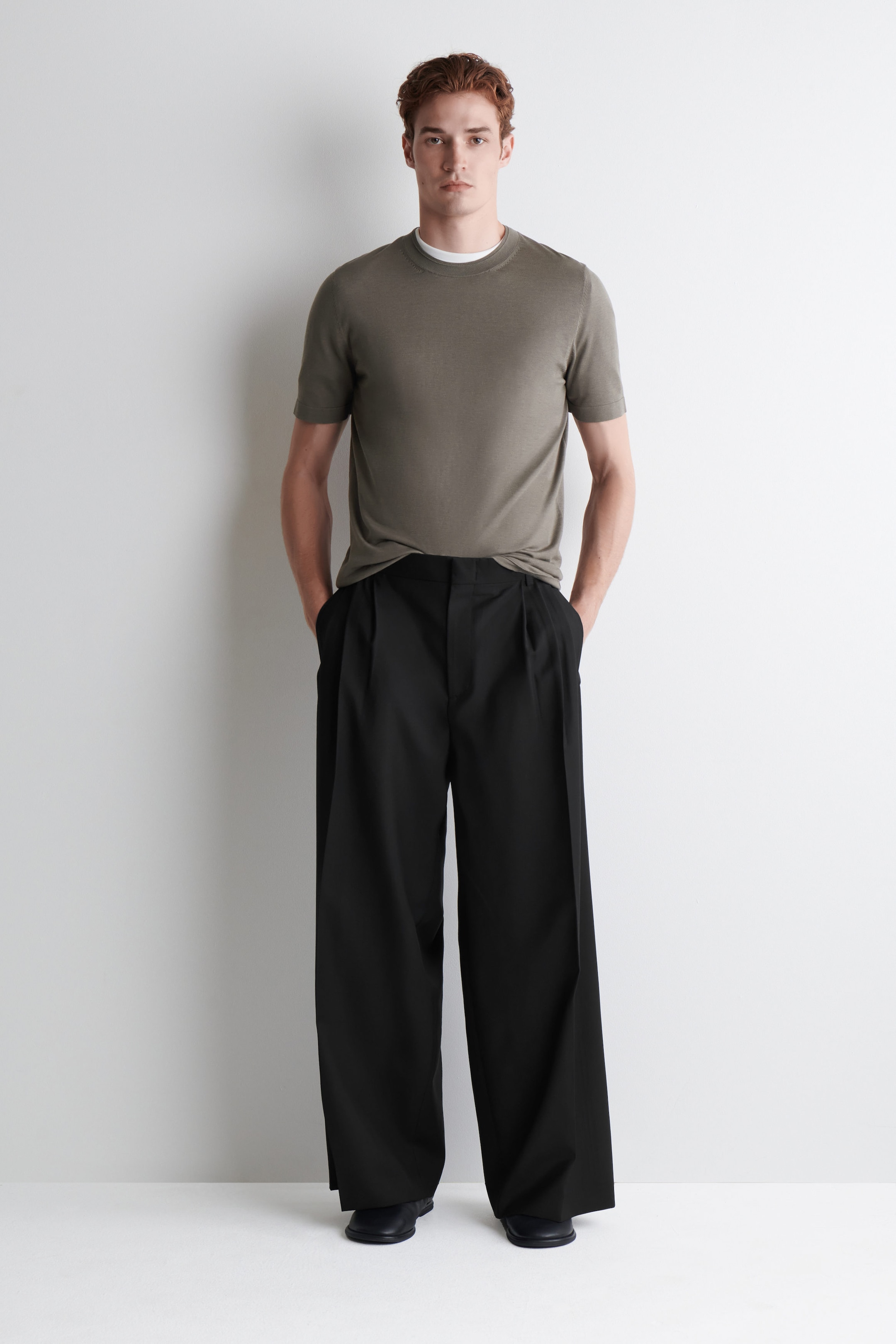 WOLLHOSE MIT WEITEM BEIN UND FALTEN