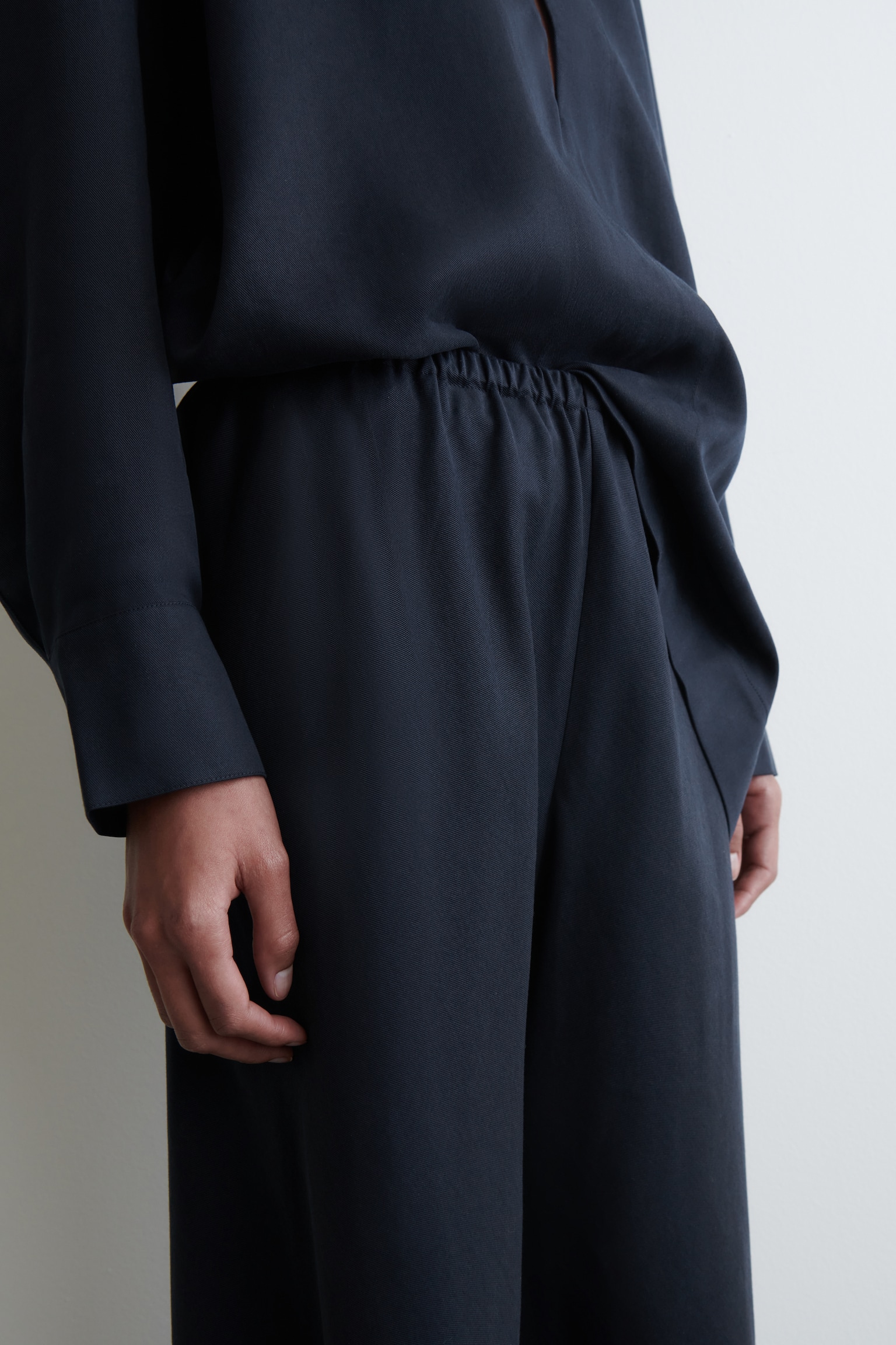 ELASTICATED WIDE-LEG TROUSERS - NAVY - 5