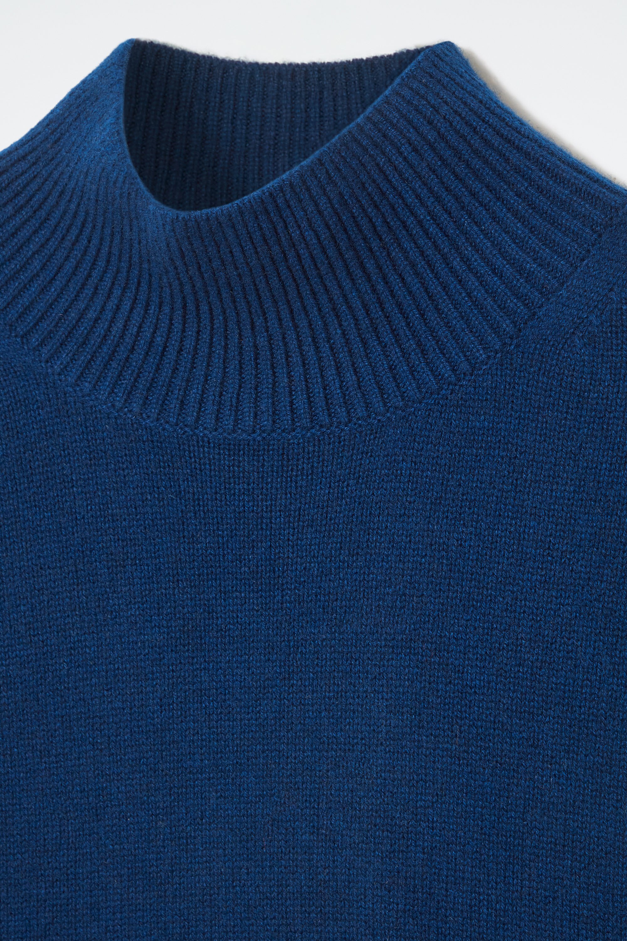 PURE CASHMERE TURTLENECK SWEATER - DARK BLUE | COS US