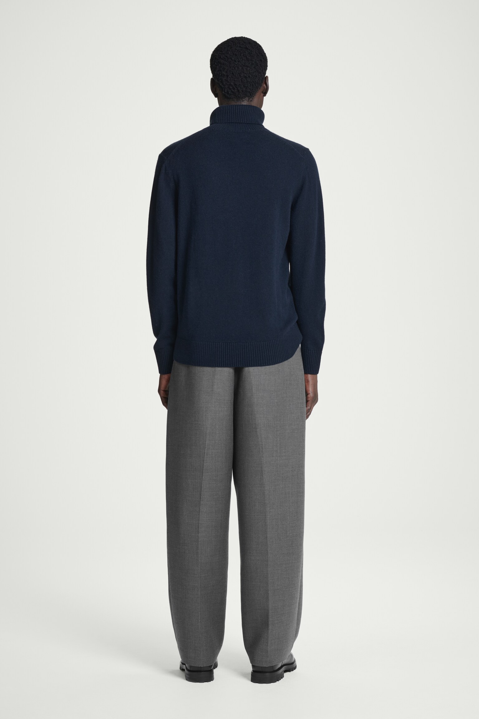 PULL À COL ROULÉ EN LAINE ET CACHEMIRE - BLEU MARINE - 8