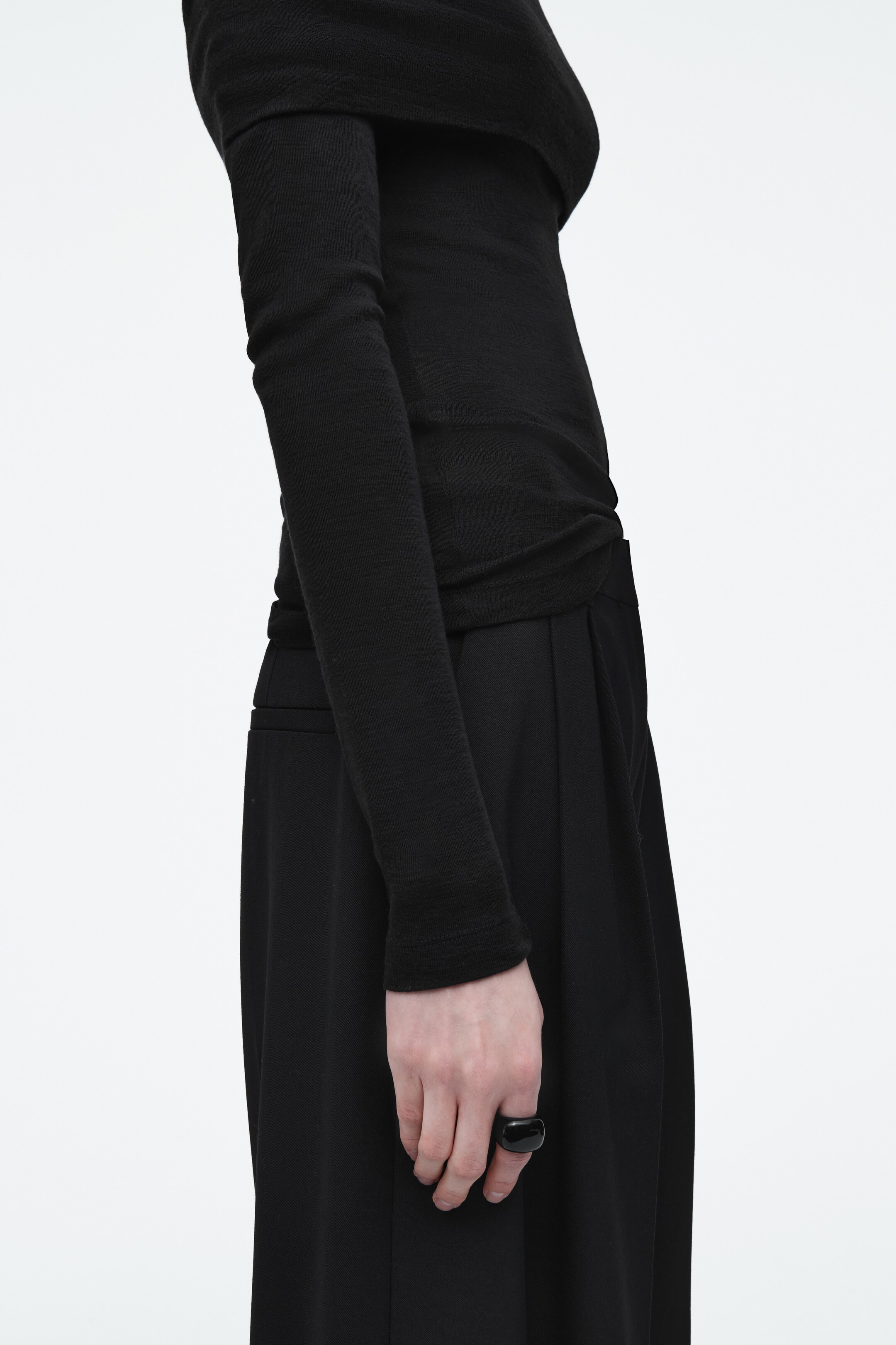 Größeres Bild ansehen: ABGERUNDETER GLASRING - SCHWARZ - Ladies | H&M DE 1