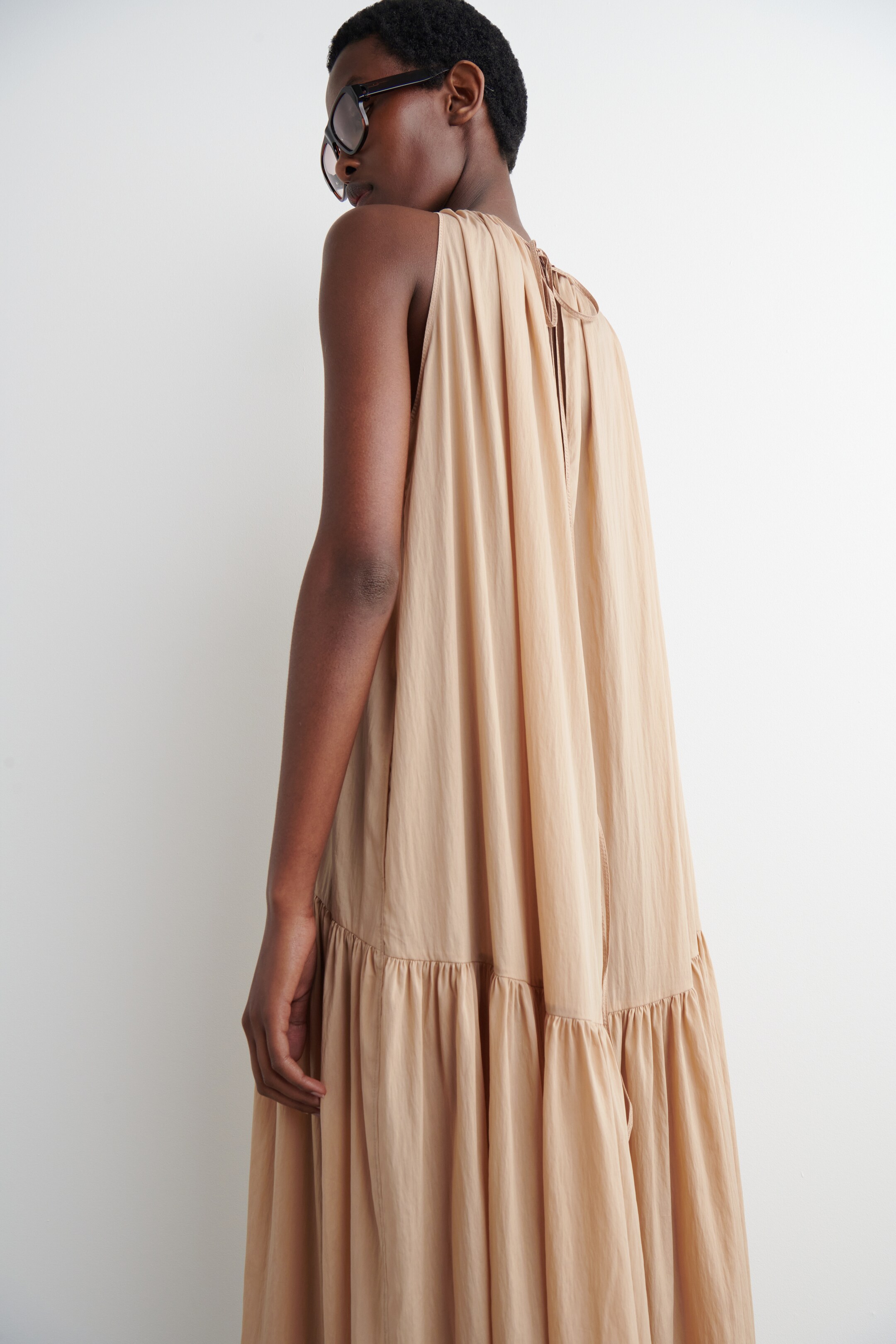 Vezi imaginea mai mare: ROCHIE MAXI CU GULER HALTER ADUNATĂ - BEJ - FEMEI | H&M RO 4