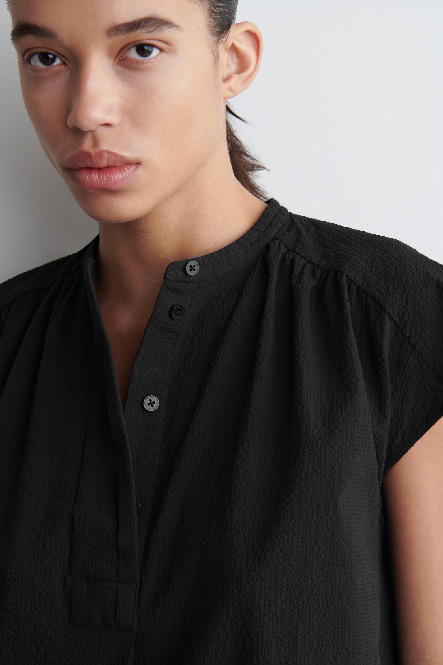 BLUSA FRUNCIDA CON CUELLO MAO - NEGRO - 3