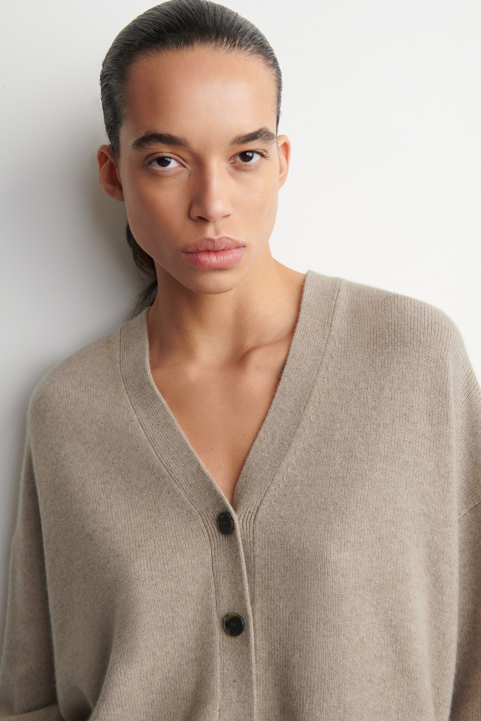 קרדיגן קשמיר עם צווארון וי - בז' - 6