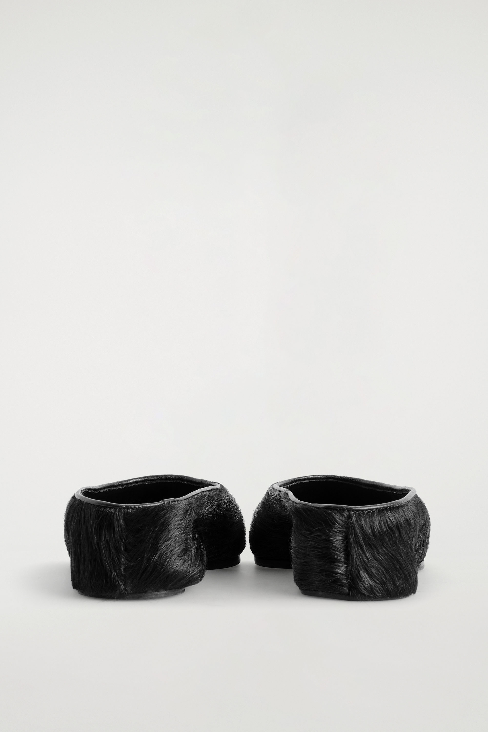 POINTED PONY HAIR MULES - CARBON | COS